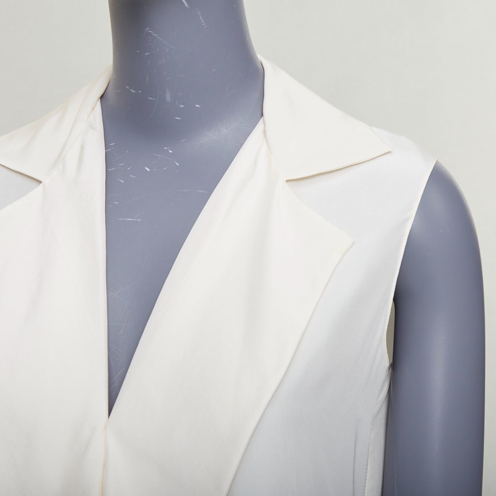 Lanvin LANVIN 2015 cream silk wide lapel plunge neck sleeveless blouse top FR34 XS Size XS / US 0-2 / IT 36-38 - 2 Thumbnail