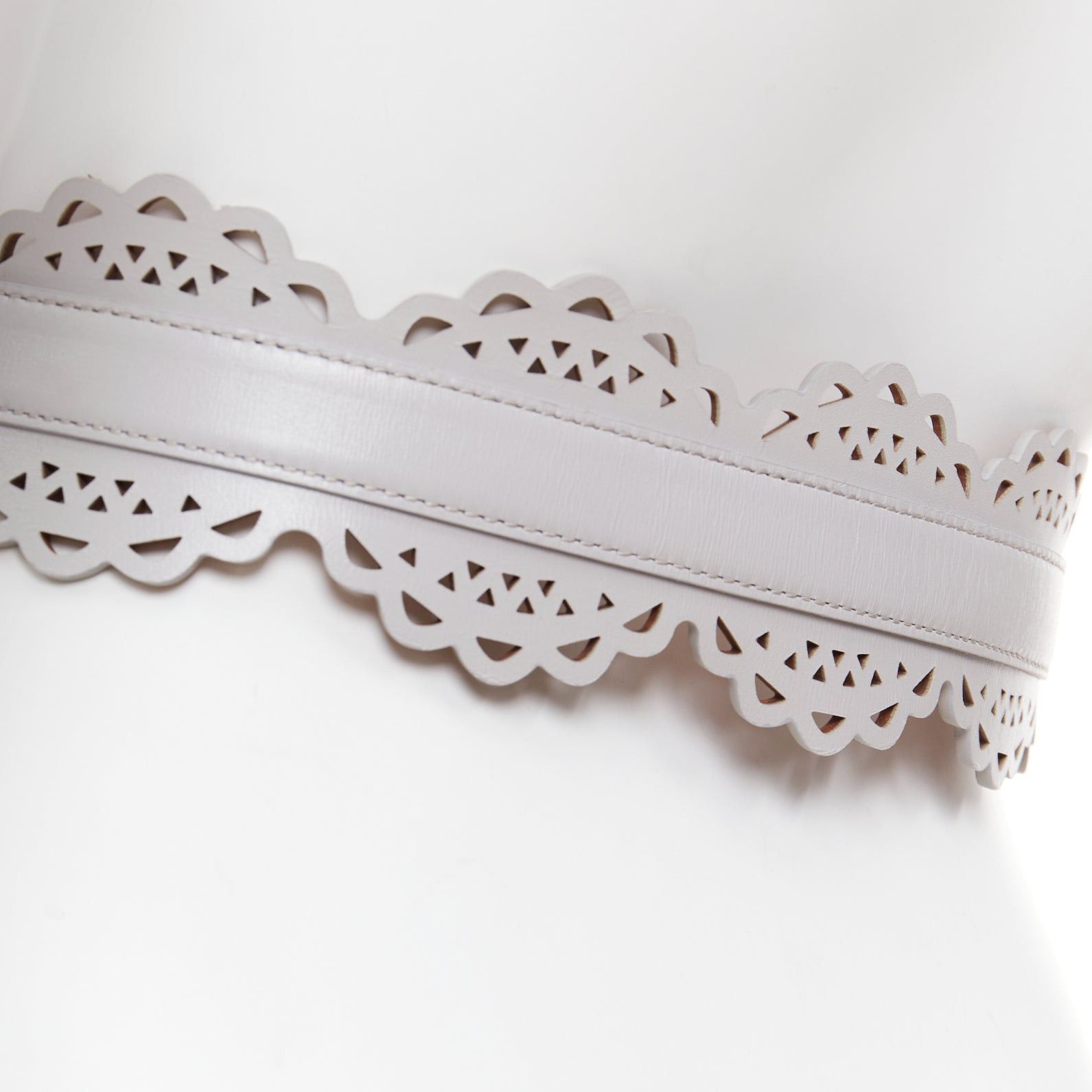 Alaia ALAIA light grey leather laser cut details silver buckle scallop belt 65cm Size ONE SIZE - 6 Thumbnail