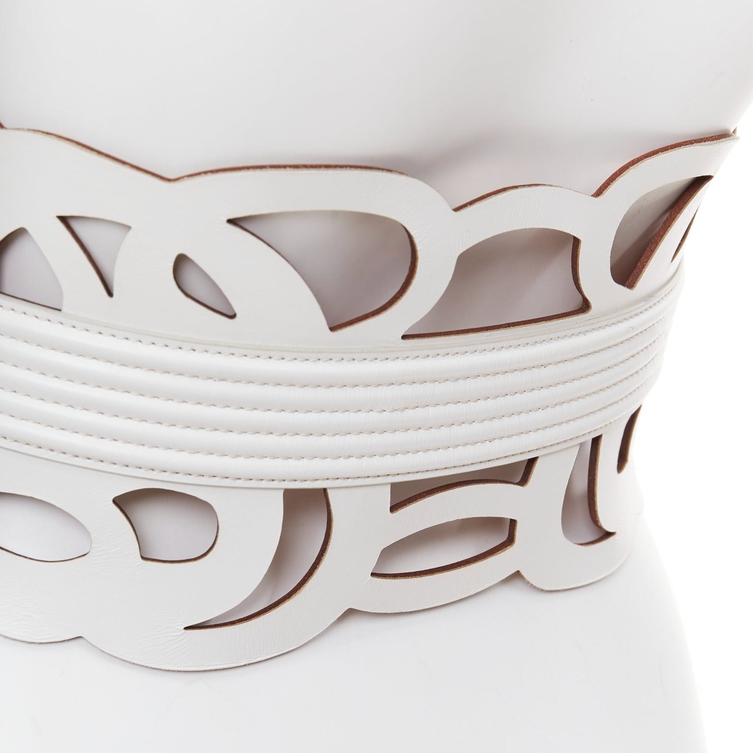 Alaia ALAIA white leather romantic swirl laser cut out corset wide belt 65cm Size ONE SIZE - 6 Thumbnail