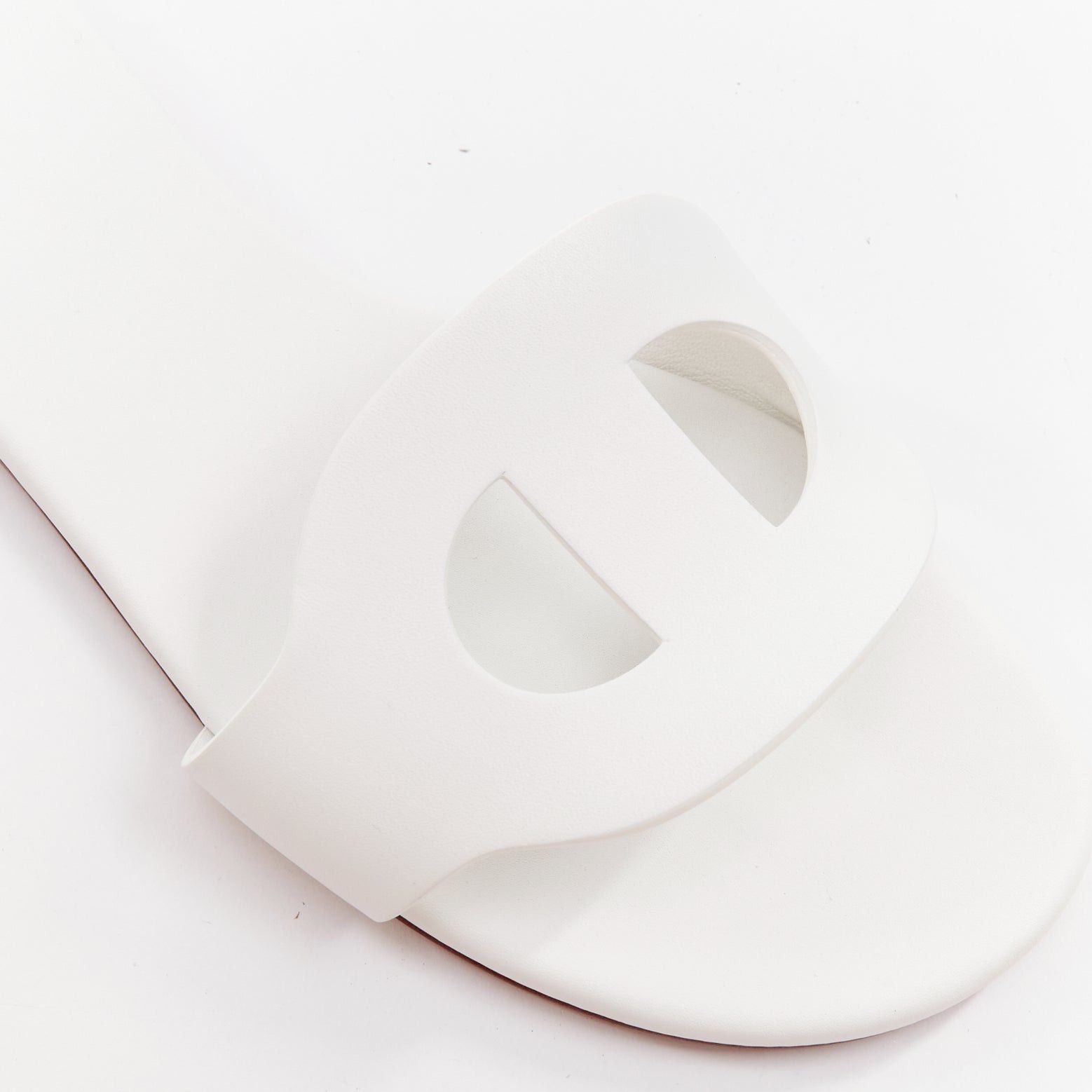 Hermes HERMES Lisboa Chaine d‚ÄôAncre white leather cut out flat sandal slippers EU37.5 Size US 7.5 / IT 37.5 - 7 Thumbnail