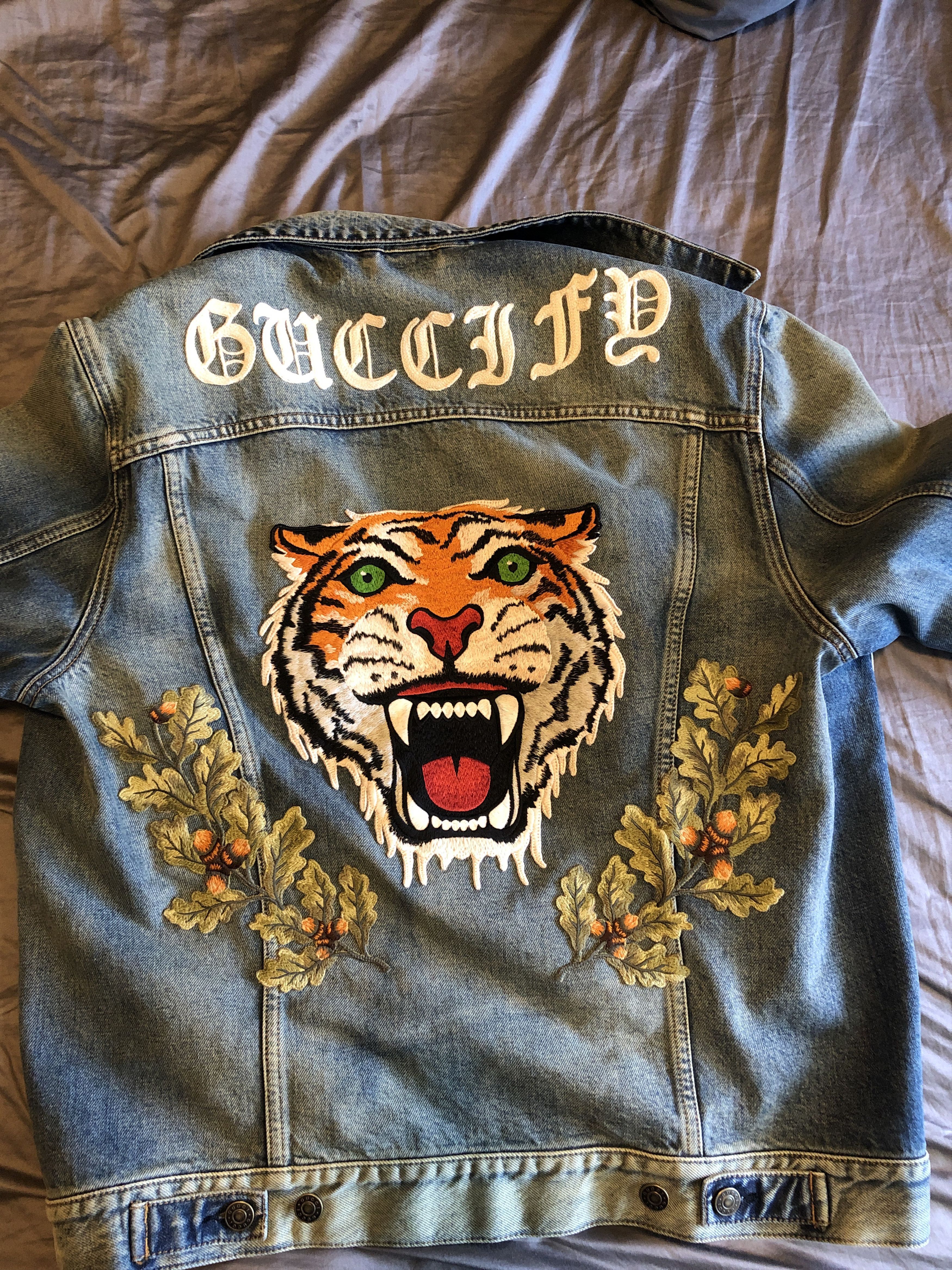 Gucci tiger outlet embroidered denim jacket