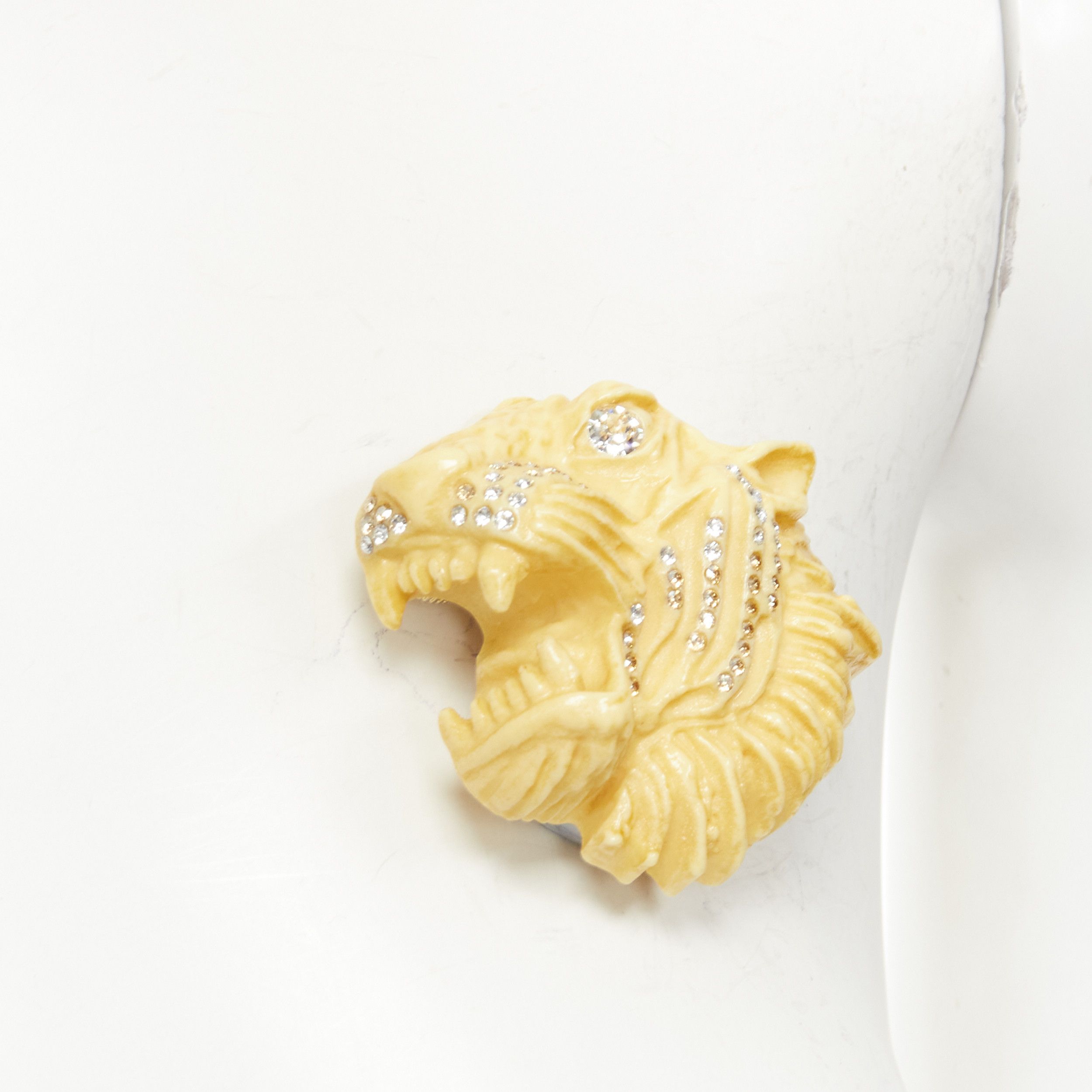 Gucci new GUCCI ALESSANDRO MICHELE Runway ivory resin crystal Tiger head pin brooch Size ONE SIZE - 2 Thumbnail
