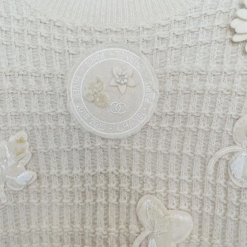Chanel Chanel Cream Wool Sweater with Floral Embellishments 0089 Size S / US 4 / IT 40 - 4 Thumbnail