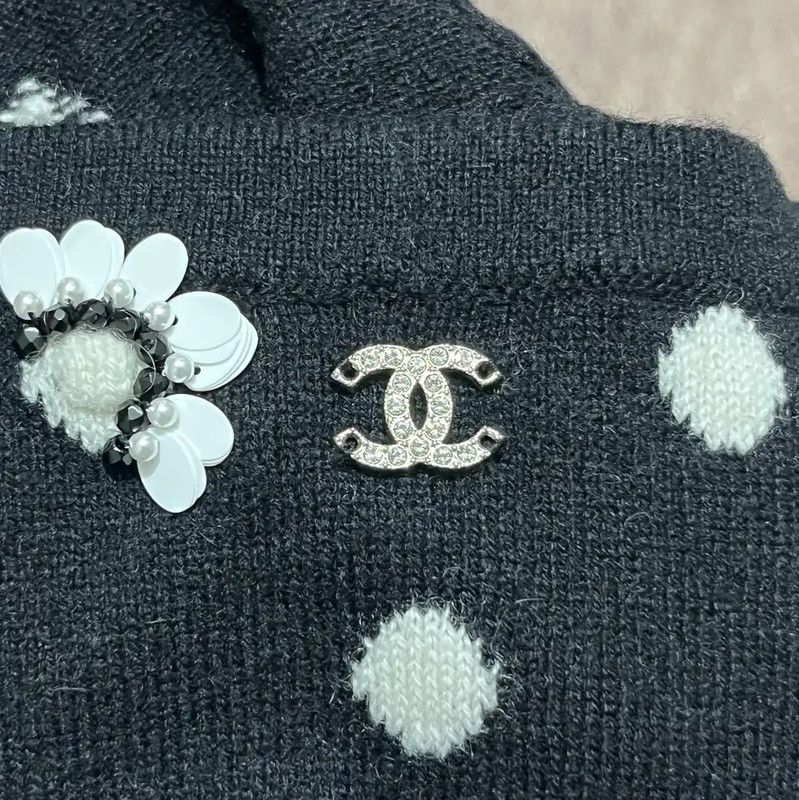 Chanel Chanel Black Embroidered Cropped T-Shirt for Women 0089 Size XS / US 0-2 / IT 36-38 - 5 Thumbnail