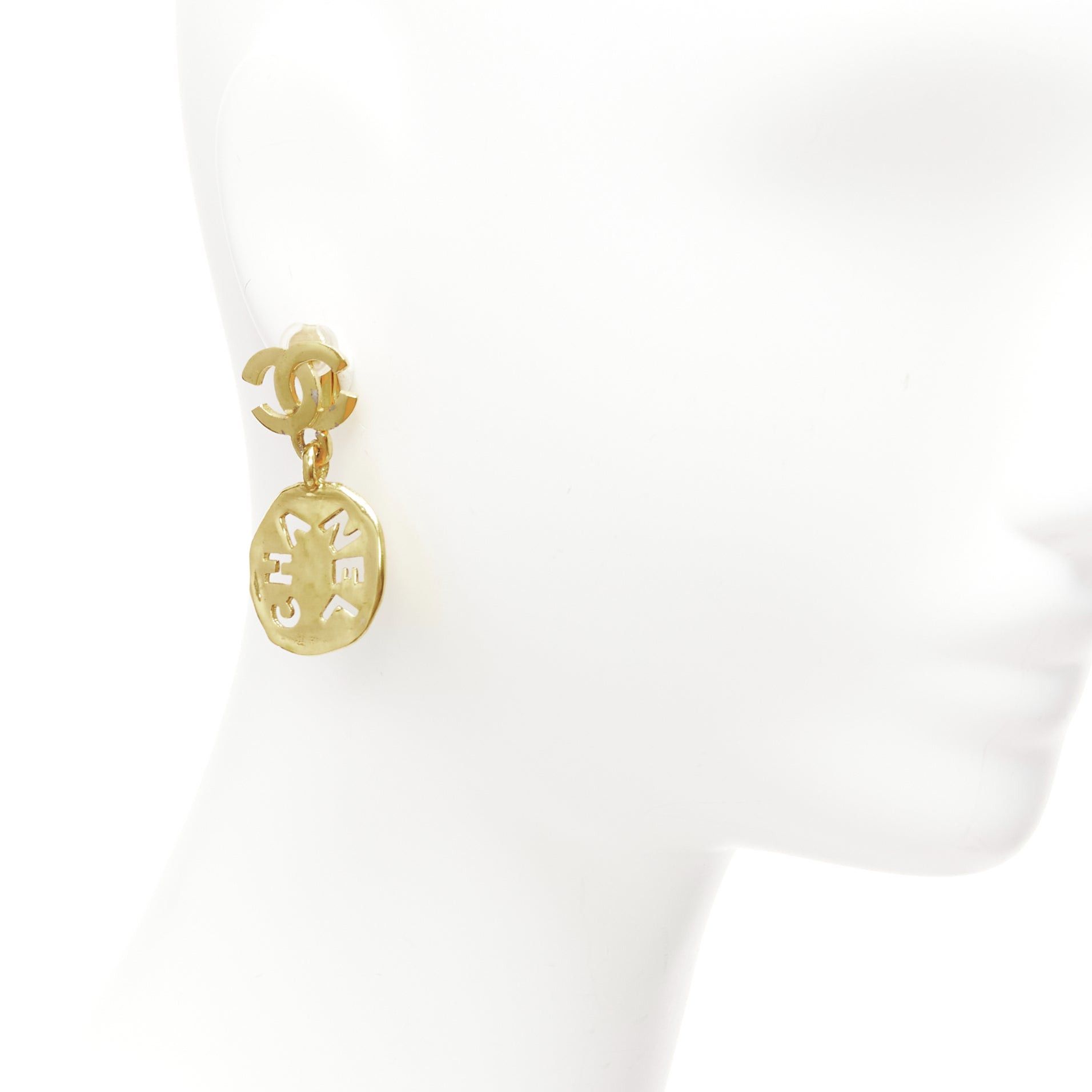 Chanel rare CHANEL Vintage gold CC logo cut out hammered coin clip on earrings Size ONE SIZE - 2 Thumbnail