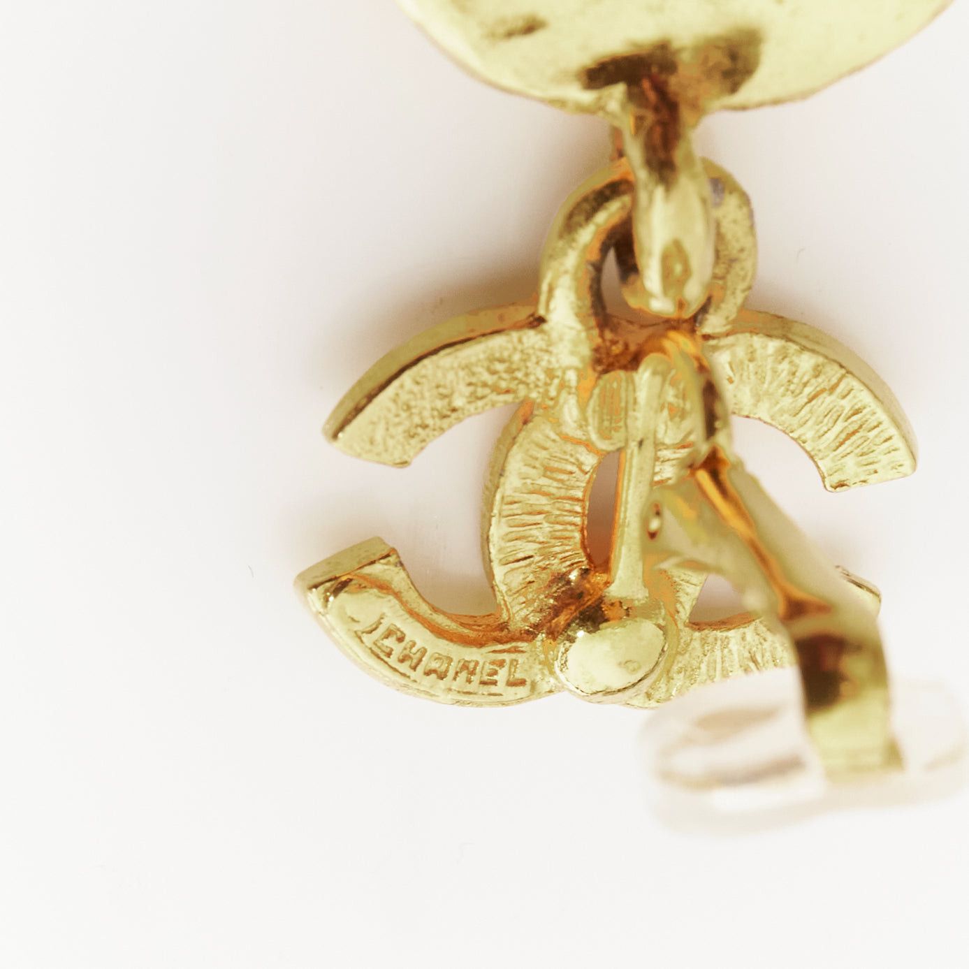 Chanel rare CHANEL Vintage gold CC logo cut out hammered coin clip on earrings Size ONE SIZE - 5 Thumbnail
