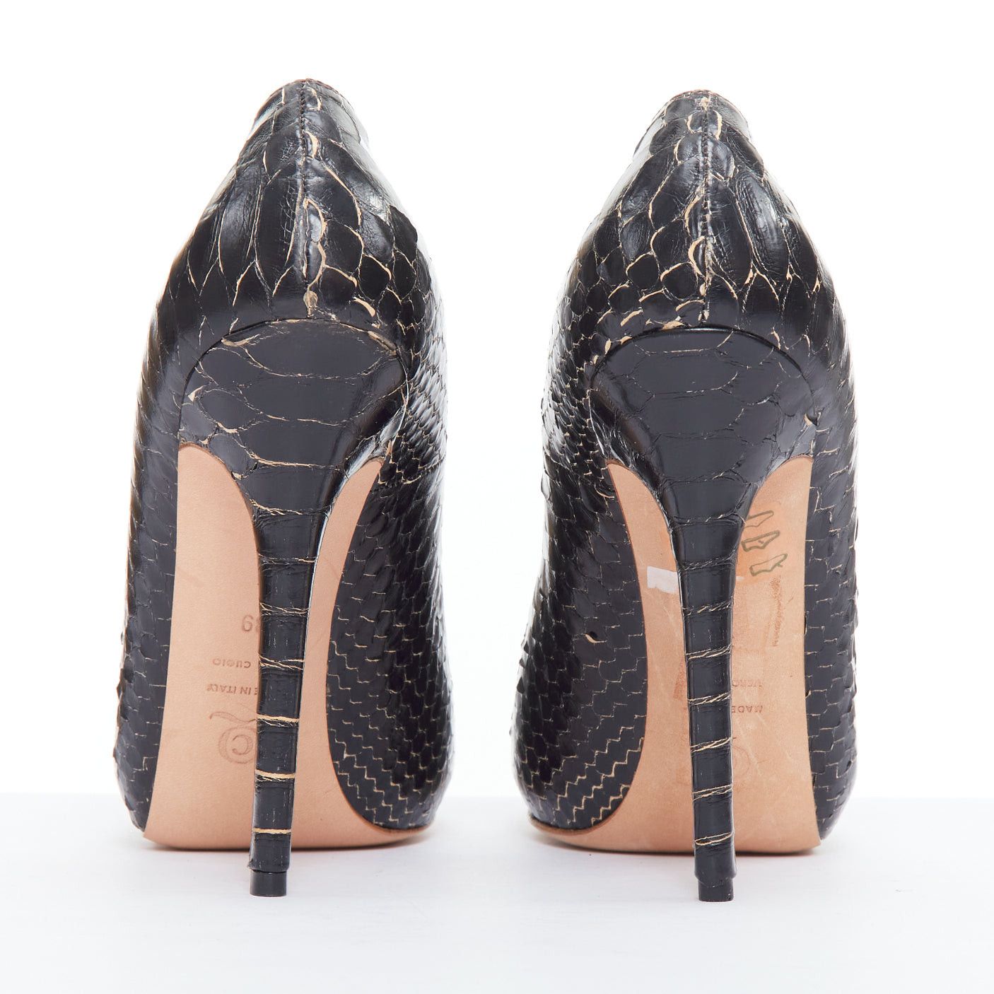 Alexander McQueen ALEXANDER MCQUEEN Vintage black scaled leather pump heels EU39 Size US 9 / IT 39 - 5 Thumbnail