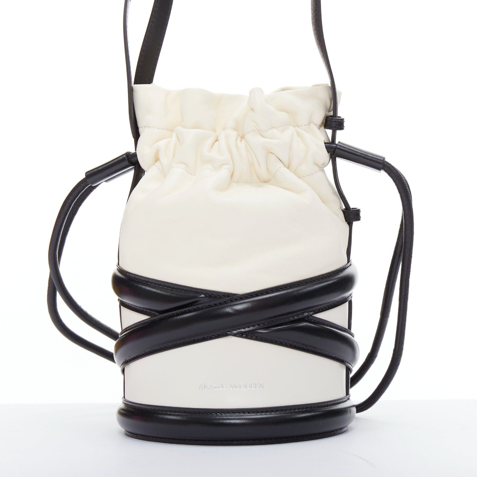 Alexander McQueen ALEXANDER MCQUEEN Soft Curve AM logo black white leather bucket bag Size ONE SIZE - 5 Thumbnail
