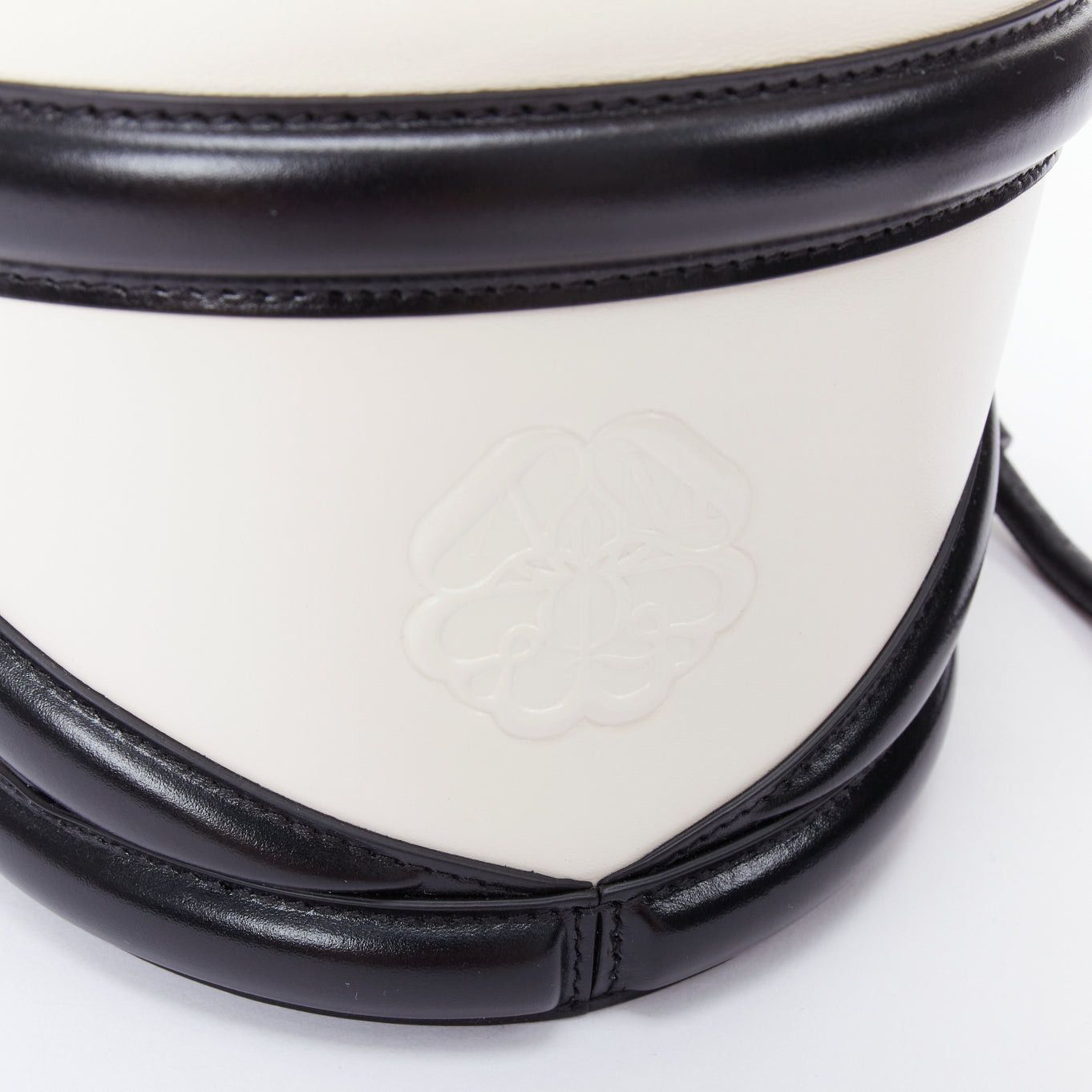 Alexander McQueen ALEXANDER MCQUEEN Soft Curve AM logo black white leather bucket bag Size ONE SIZE - 7 Thumbnail