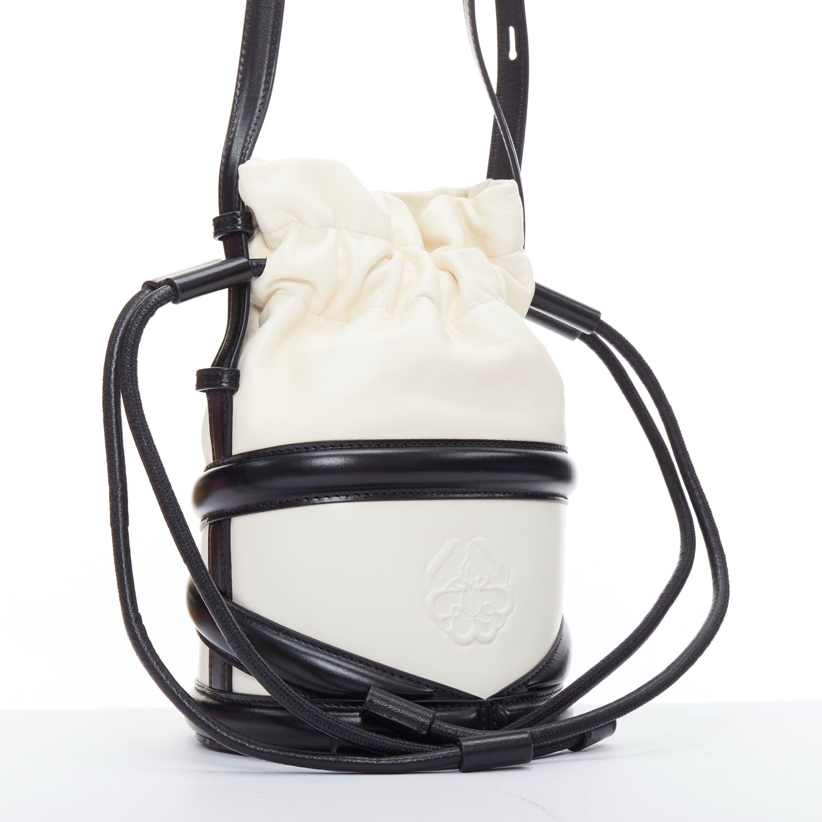Alexander McQueen ALEXANDER MCQUEEN Soft Curve AM logo black white leather bucket bag Size ONE SIZE - 3 Thumbnail