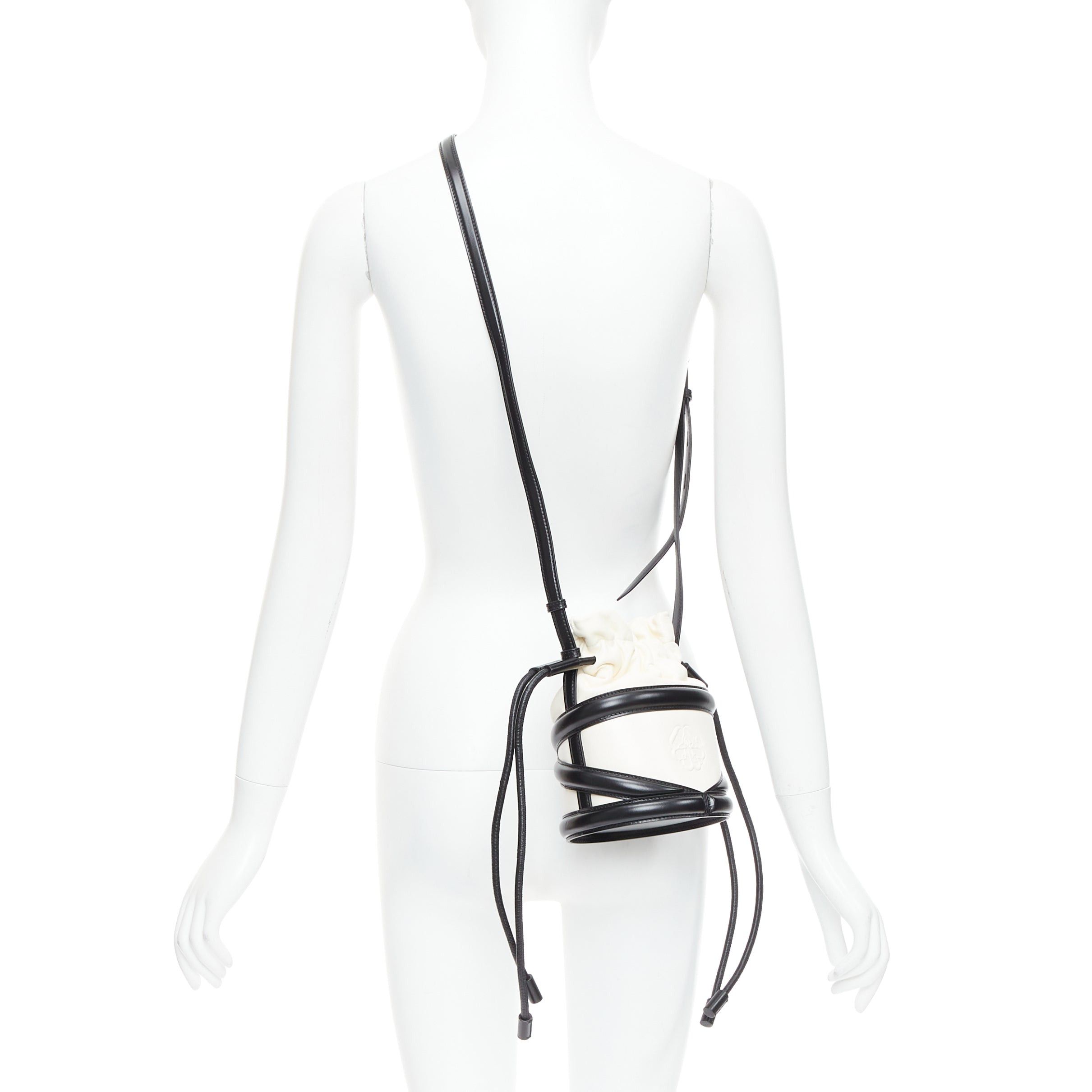Alexander McQueen ALEXANDER MCQUEEN Soft Curve AM logo black white leather bucket bag Size ONE SIZE - 2 Thumbnail