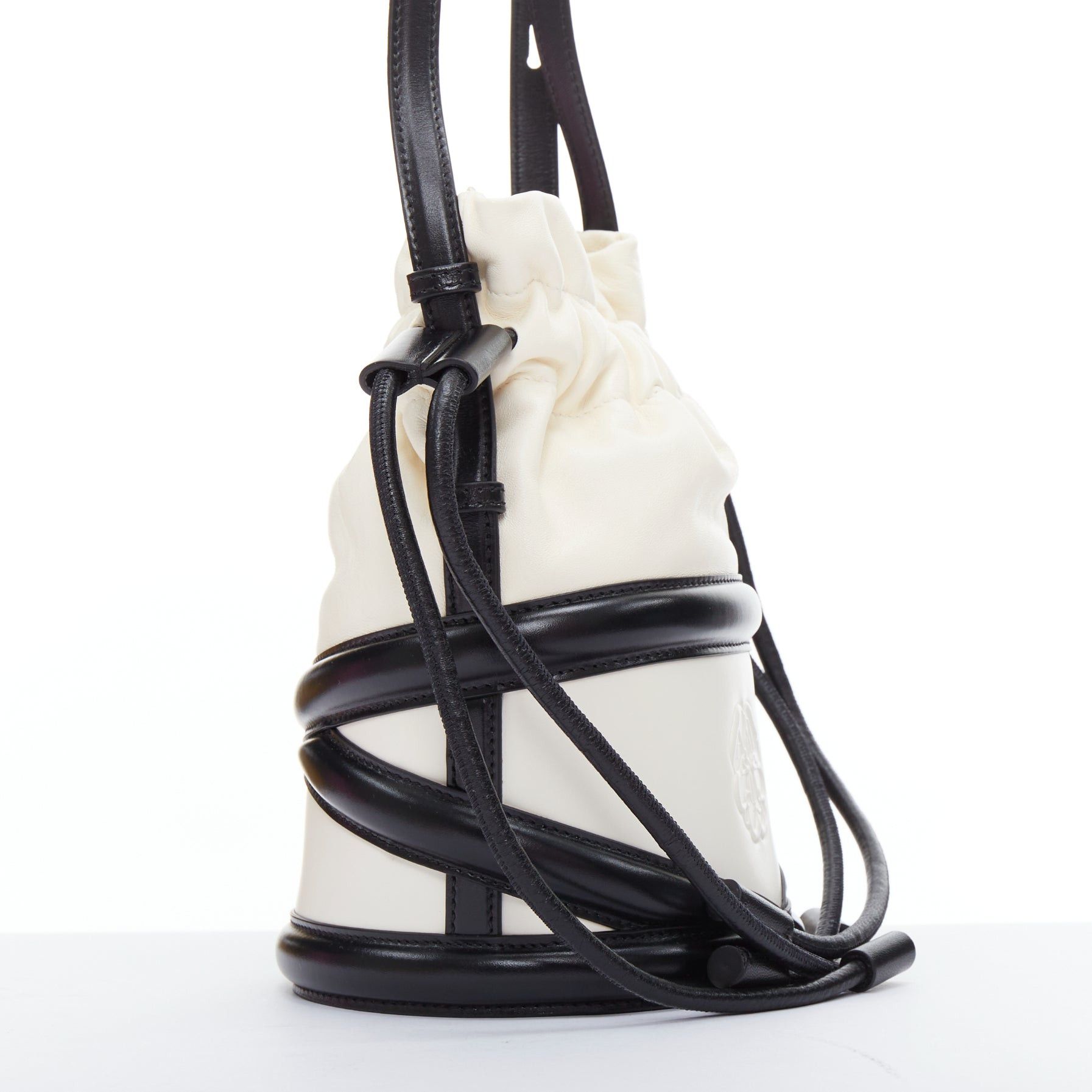 Alexander McQueen ALEXANDER MCQUEEN Soft Curve AM logo black white leather bucket bag Size ONE SIZE - 4 Thumbnail