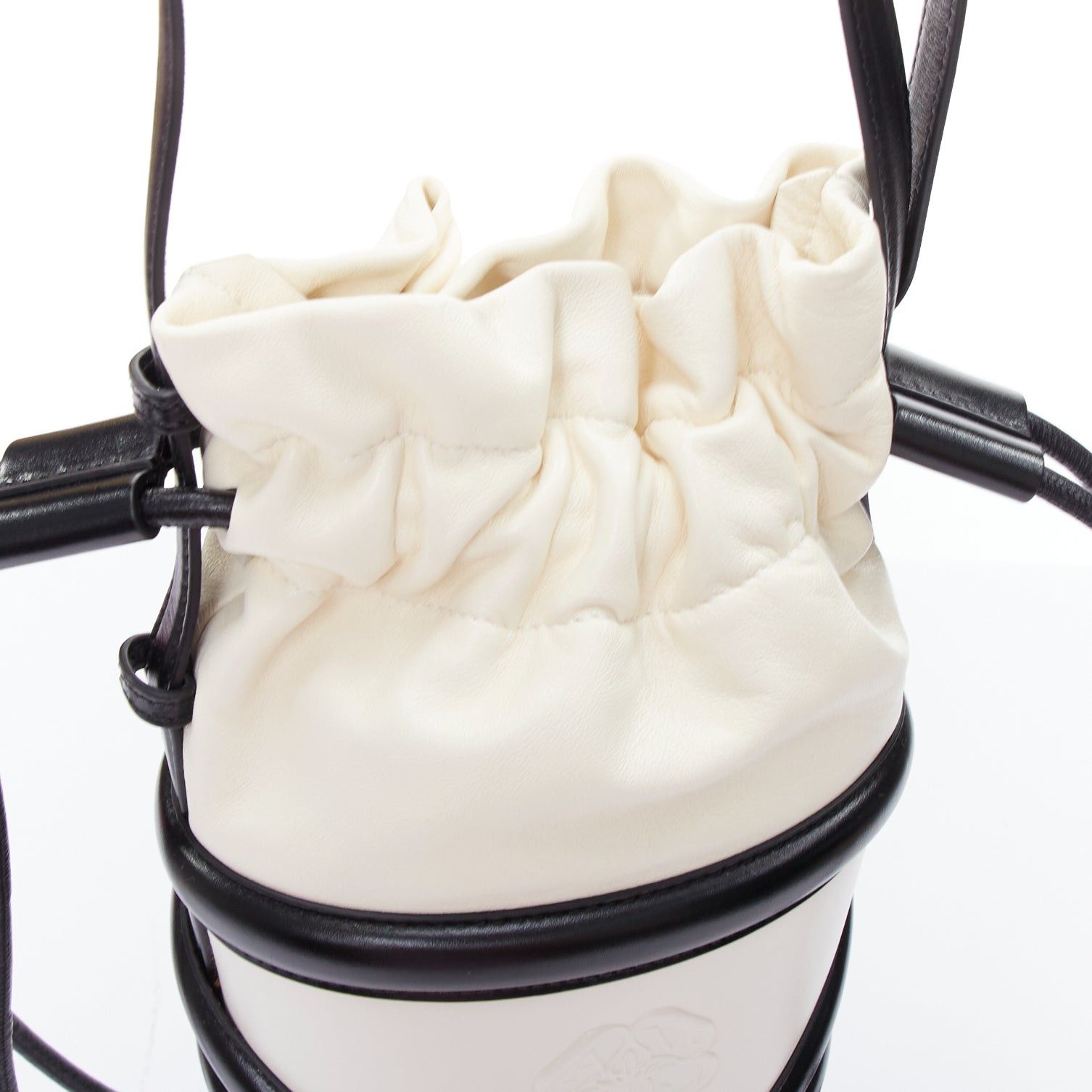 Alexander McQueen ALEXANDER MCQUEEN Soft Curve AM logo black white leather bucket bag Size ONE SIZE - 8 Thumbnail
