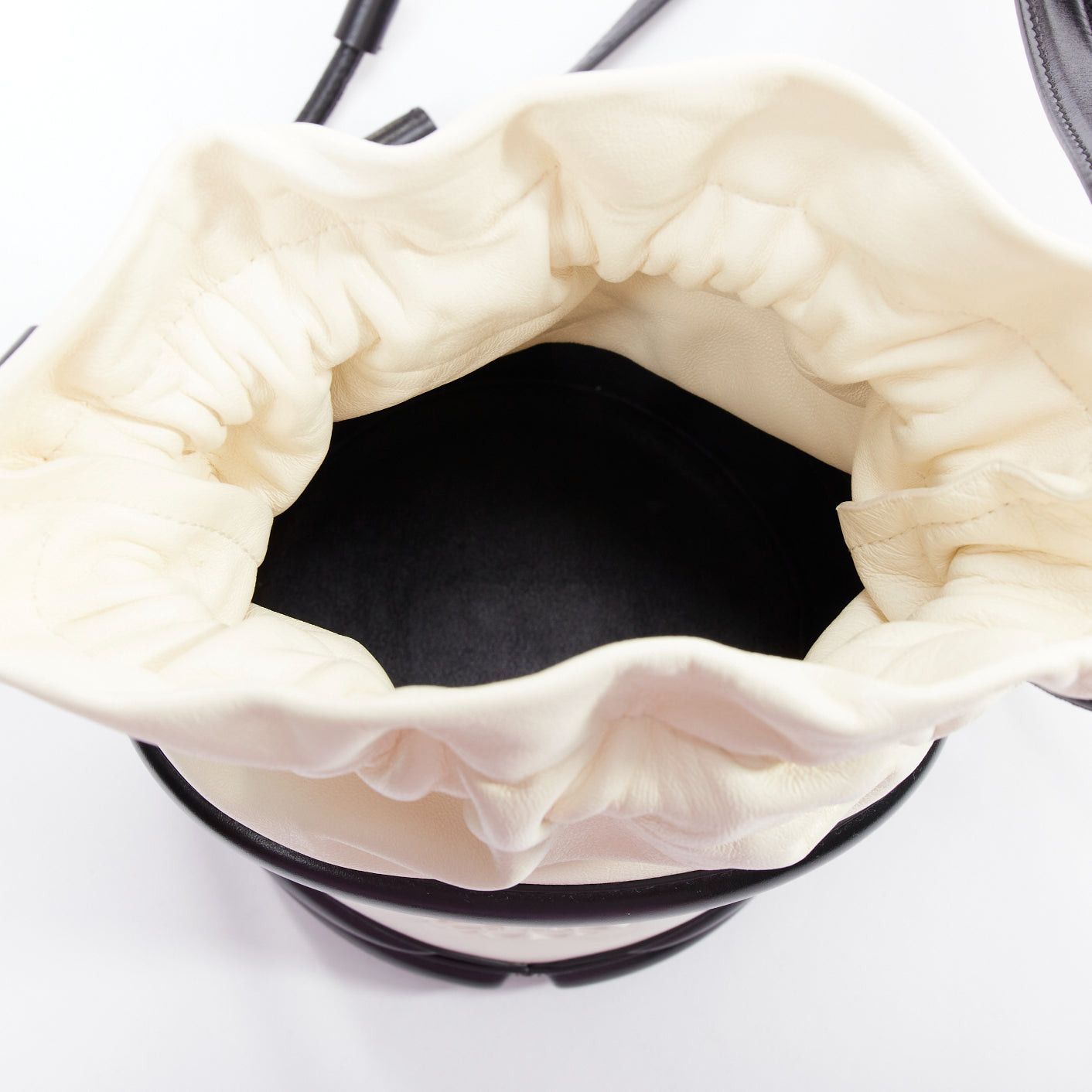 Alexander McQueen ALEXANDER MCQUEEN Soft Curve AM logo black white leather bucket bag Size ONE SIZE - 9 Thumbnail