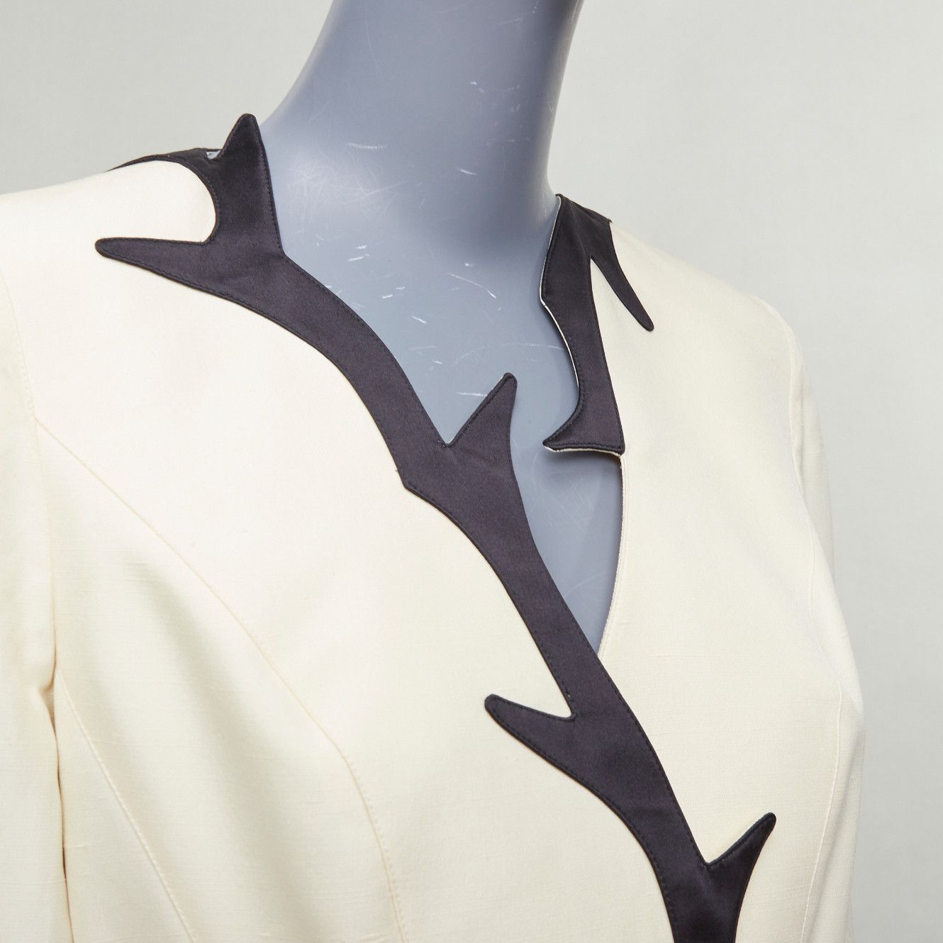 Thierry Mugler THIERRY MUGLER 1998 Vintage off white cotton bordered collar peplum blazer FR40 L Size S / US 4 / IT 40 - 2 Thumbnail