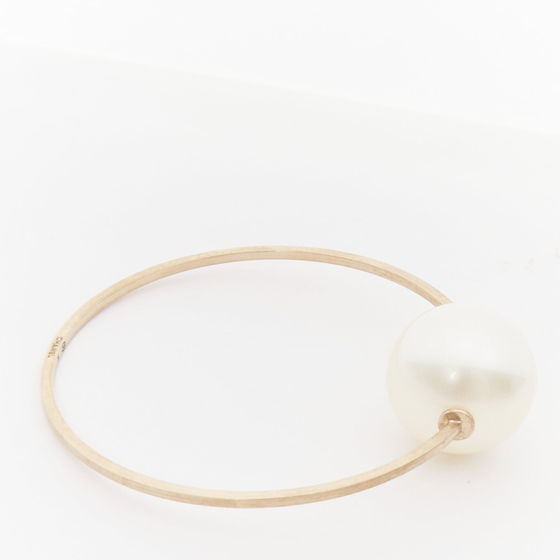 Chanel CHANEL 14S Runway Orbital large XL pearl CC logo gold metal bangle M Size ONE SIZE - 3 Thumbnail