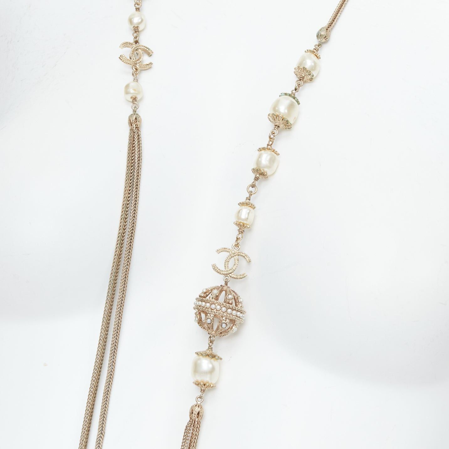 Chanel CHANEL B16A gold tone faux pearl CC logo round globes necklace Size ONE SIZE - 3 Thumbnail