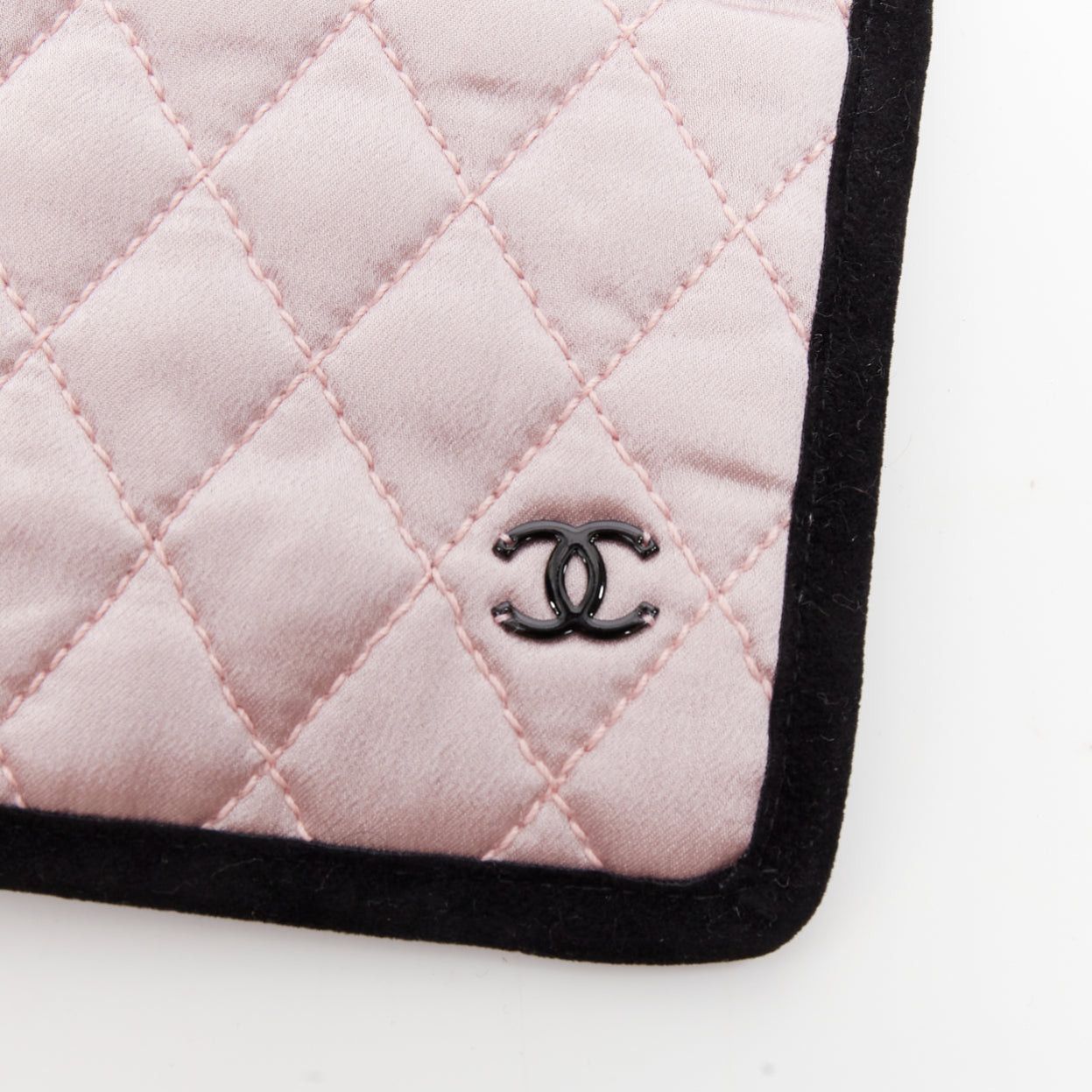 Chanel rare CHANEL pink 100% silk CC tear eyelash embroidery sleeping mask pouch set Size ONE SIZE - 10 Thumbnail