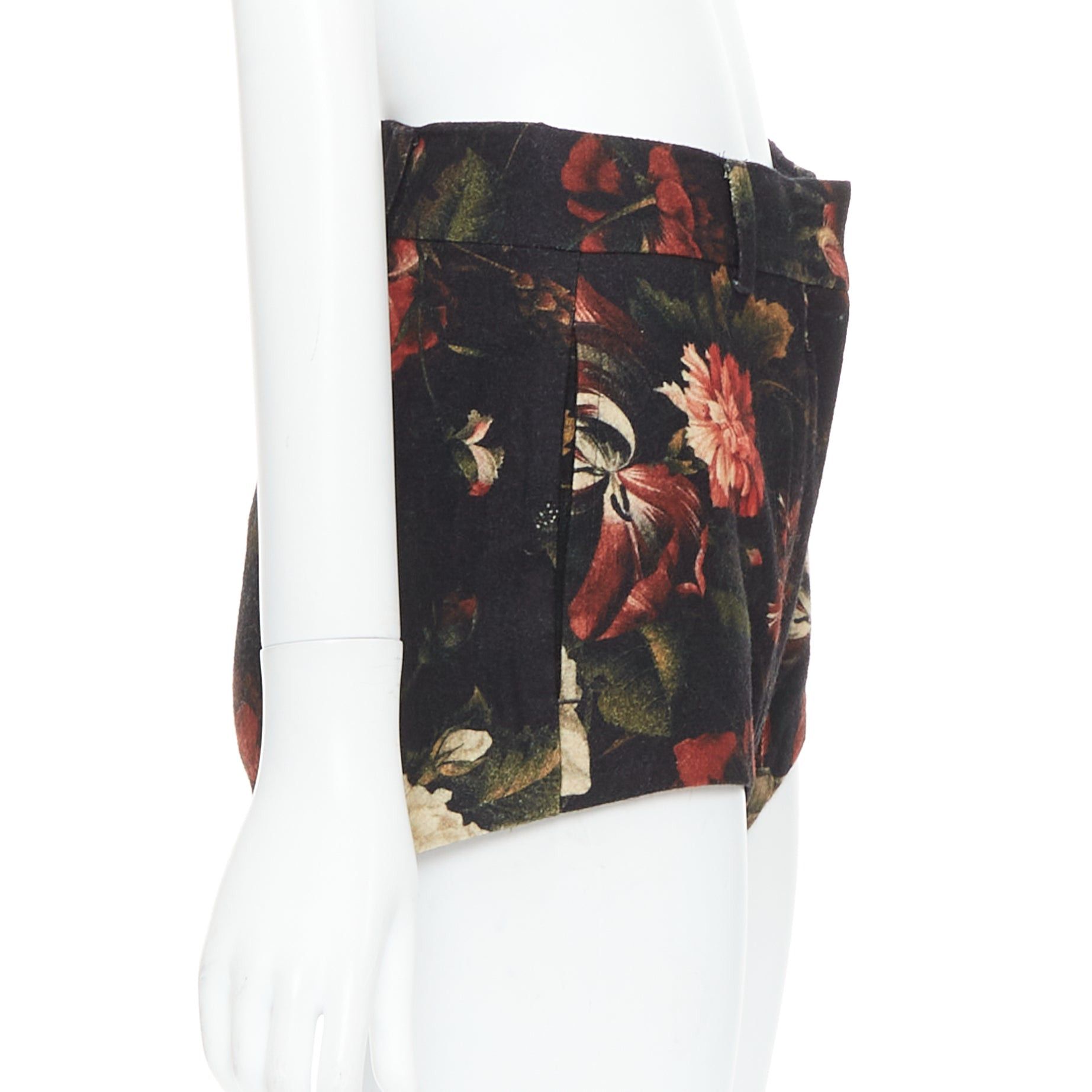 Givenchy GIVENCHY Tisci 100% wool black red peony floral high rise shorts Size 27" / US 4 / IT 40 - 4 Thumbnail