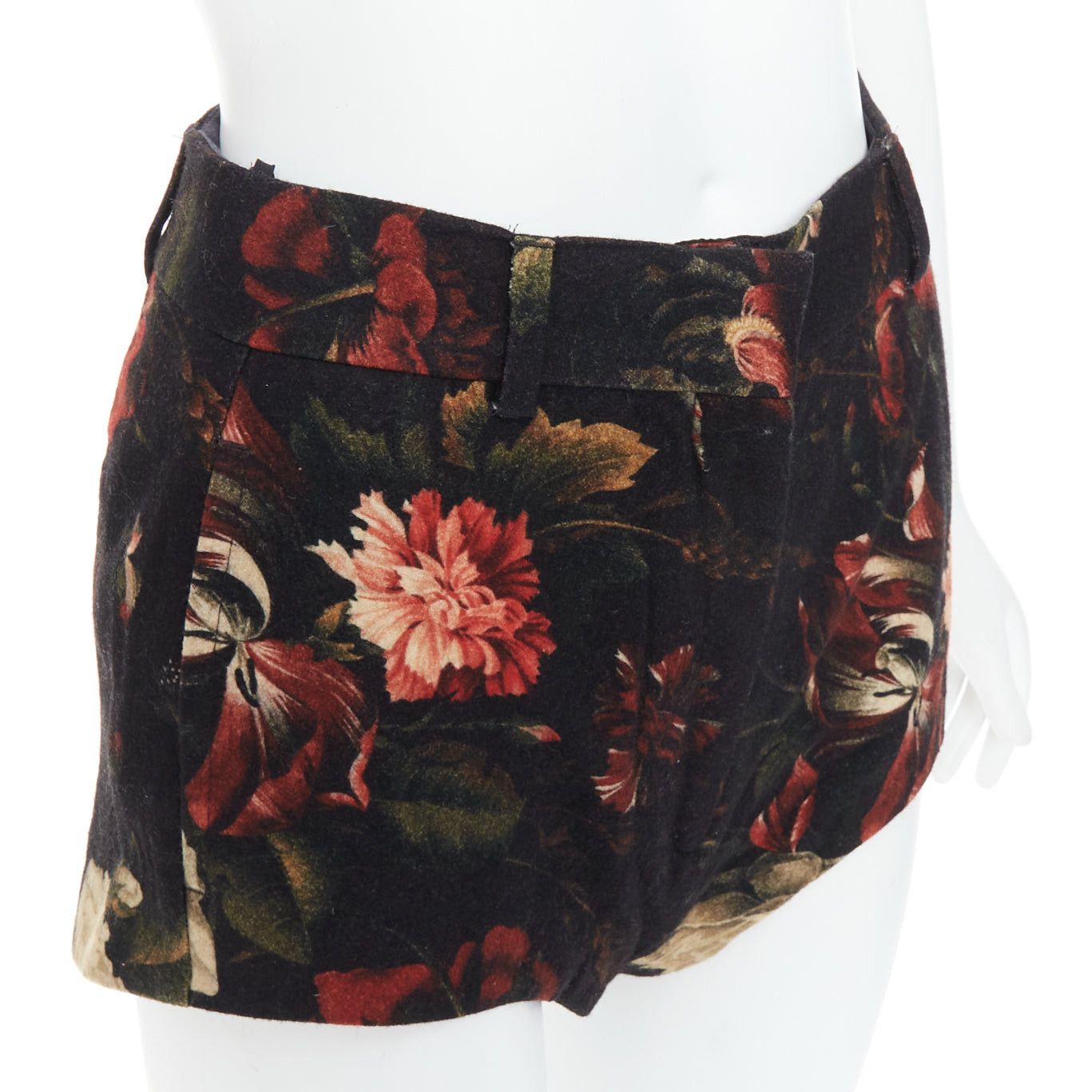Givenchy GIVENCHY Tisci 100% wool black red peony floral high rise shorts Size 27" / US 4 / IT 40 - 7 Thumbnail