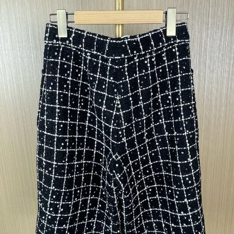 Chanel Chanel Black Wool Women's Shorts 0089 Size 28" / US 6 / IT 42 - 2 Thumbnail