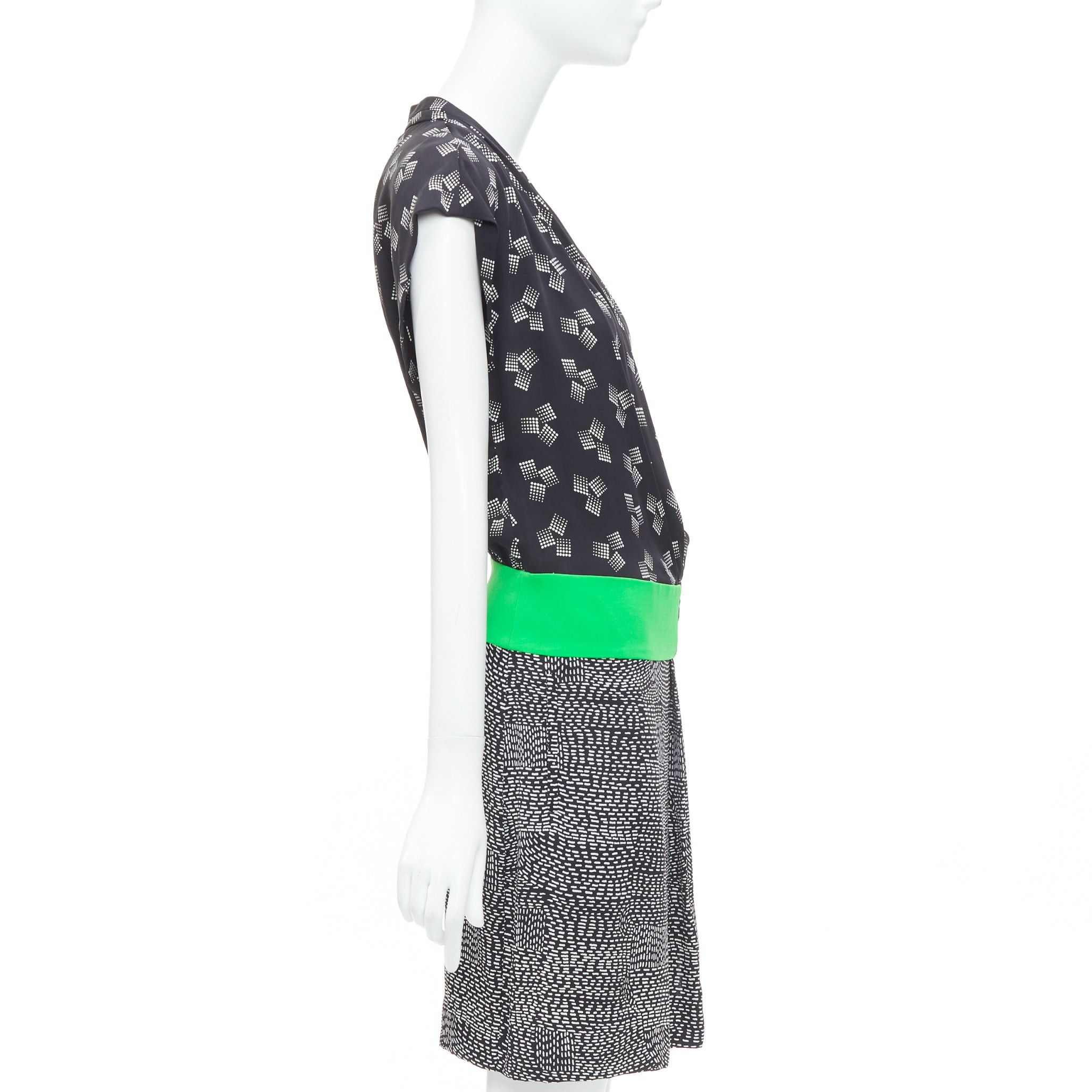 Diane von Furstenberg DIANE VON FURSTENBERG green black multi print silk blend wrap dress US2 S Size S / US 4 / IT 40 - 4 Thumbnail