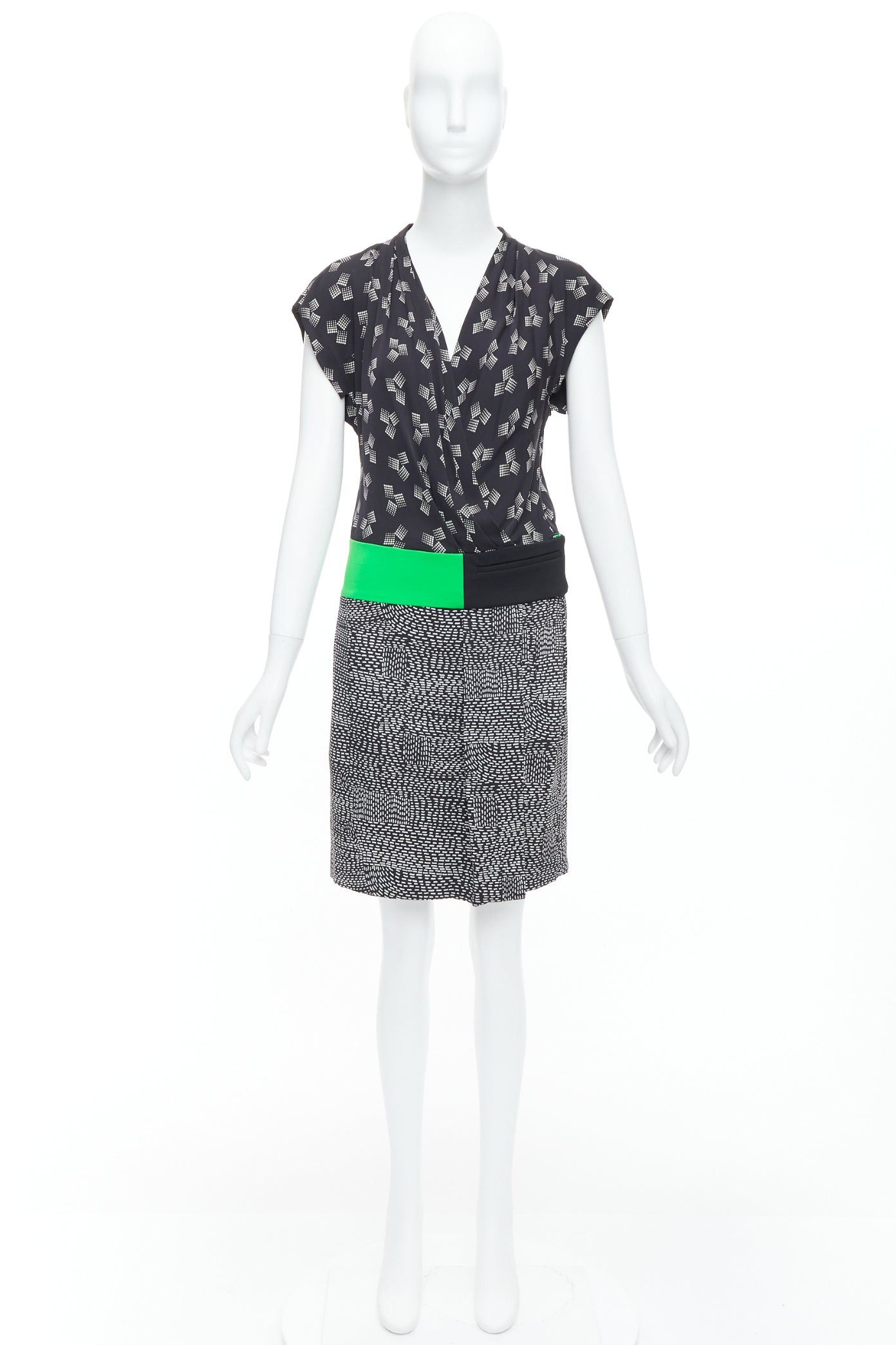 Diane von Furstenberg DIANE VON FURSTENBERG green black multi print silk blend wrap dress US2 S Size S / US 4 / IT 40 - 9 Thumbnail