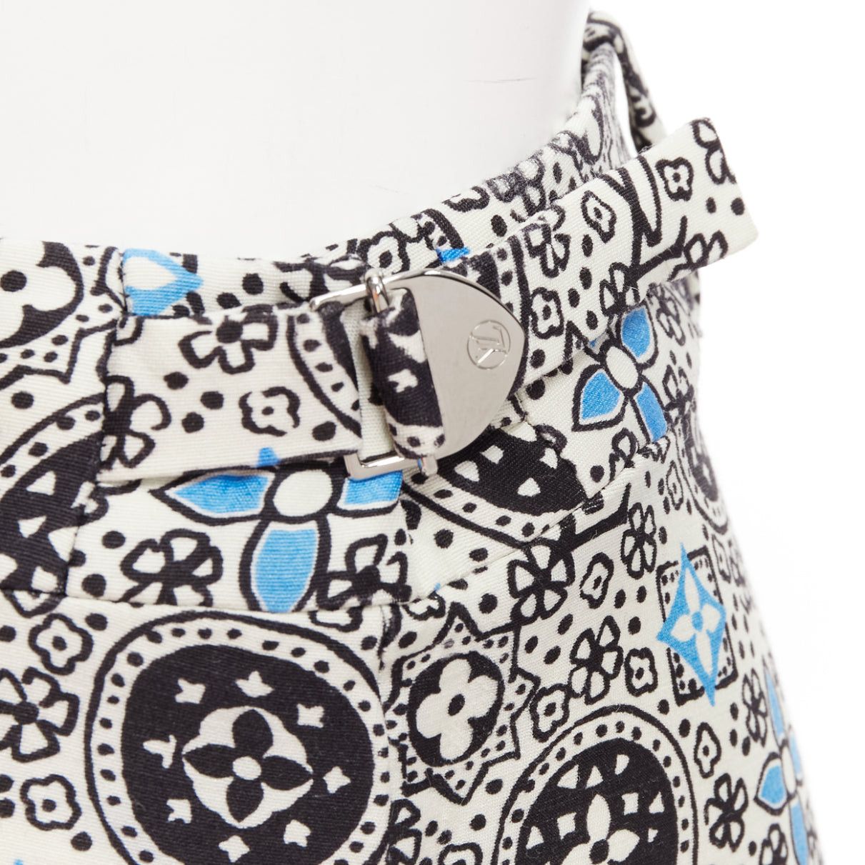 Louis Vuitton LOUIS VUITTON Majolica floral monogram print cream blue wool silk shorts FR34 XS Size 26" / US 2 / IT 38 - 2 Thumbnail