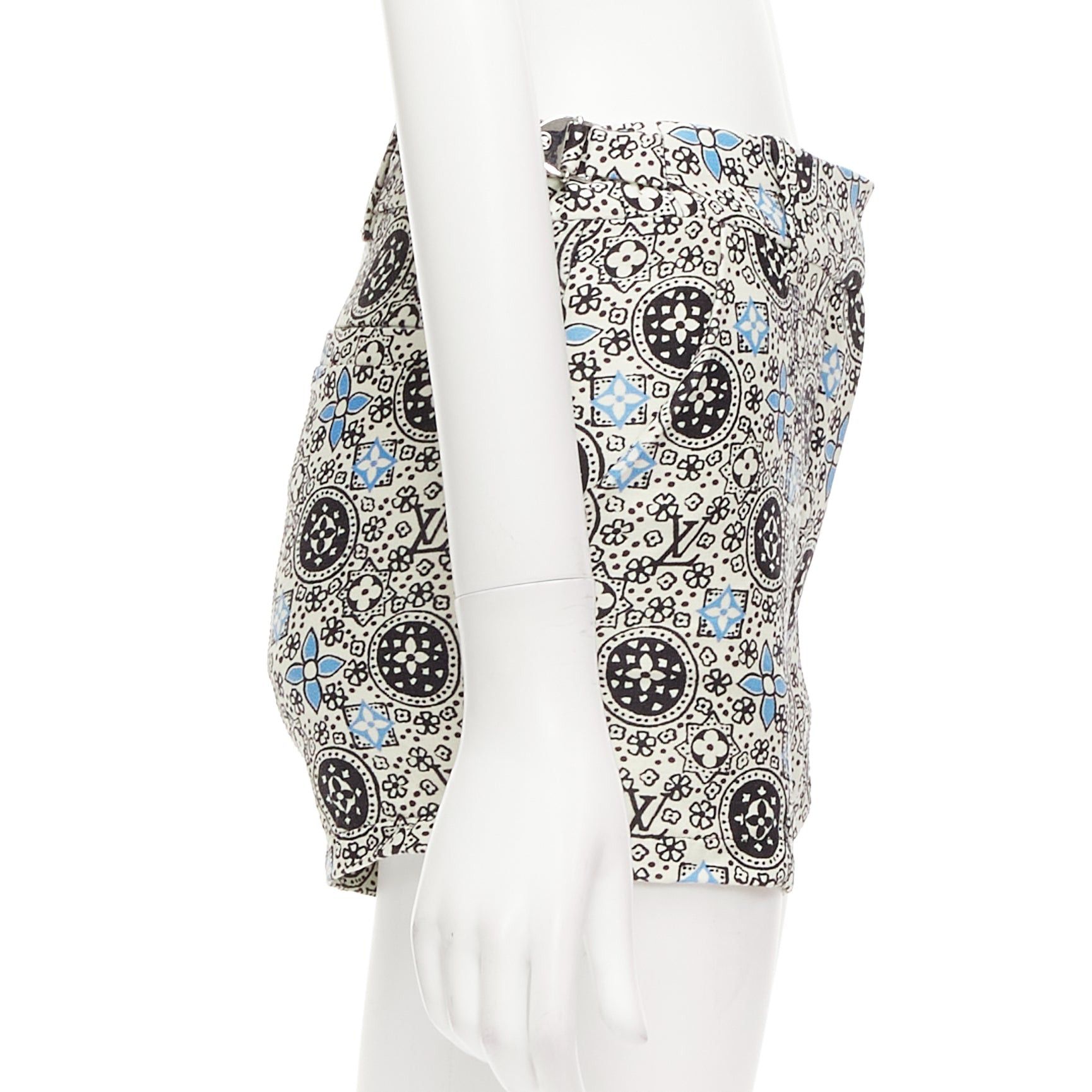 Louis Vuitton LOUIS VUITTON Majolica floral monogram print cream blue wool silk shorts FR34 XS Size 26" / US 2 / IT 38 - 4 Thumbnail