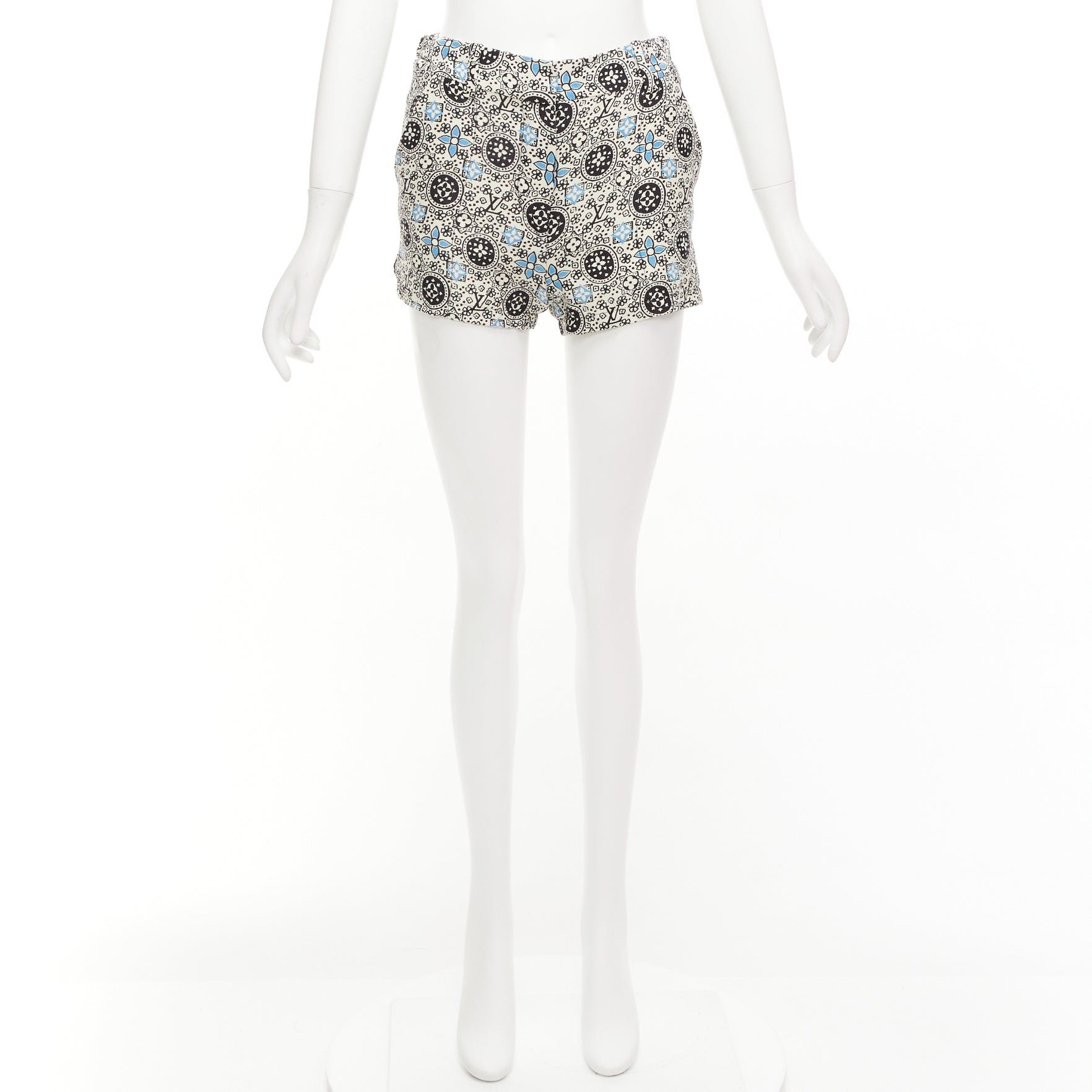 Louis Vuitton LOUIS VUITTON Majolica floral monogram print cream blue wool silk shorts FR34 XS Size 26" / US 2 / IT 38 - 9 Thumbnail