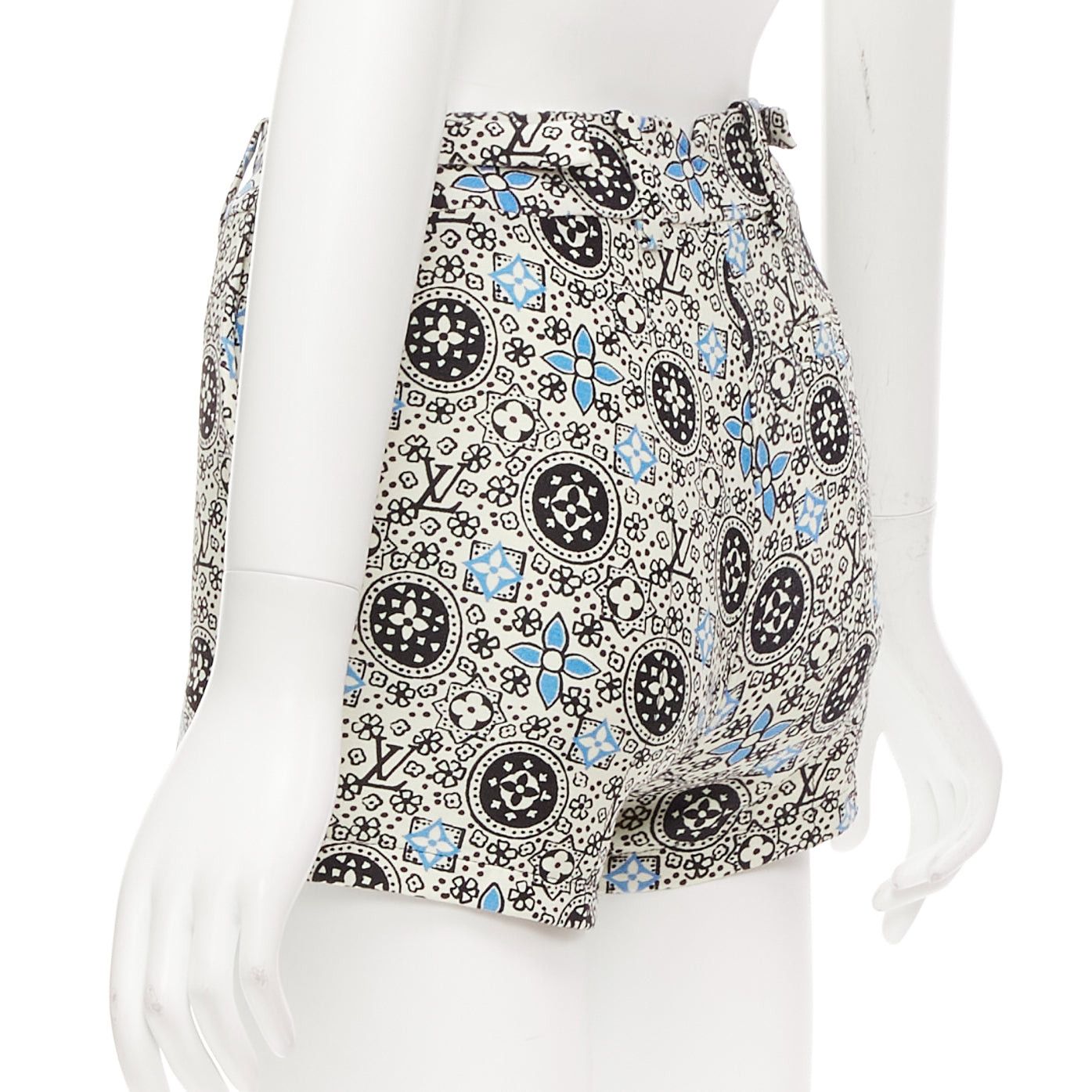 Louis Vuitton LOUIS VUITTON Majolica floral monogram print cream blue wool silk shorts FR34 XS Size 26" / US 2 / IT 38 - 6 Thumbnail