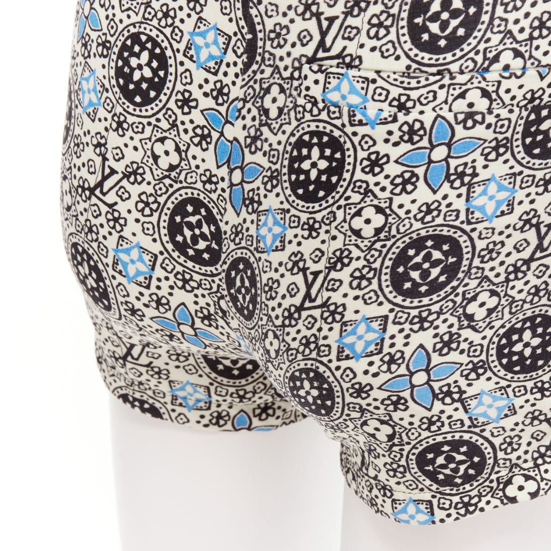 Louis Vuitton LOUIS VUITTON Majolica floral monogram print cream blue wool silk shorts FR34 XS Size 26" / US 2 / IT 38 - 7 Thumbnail