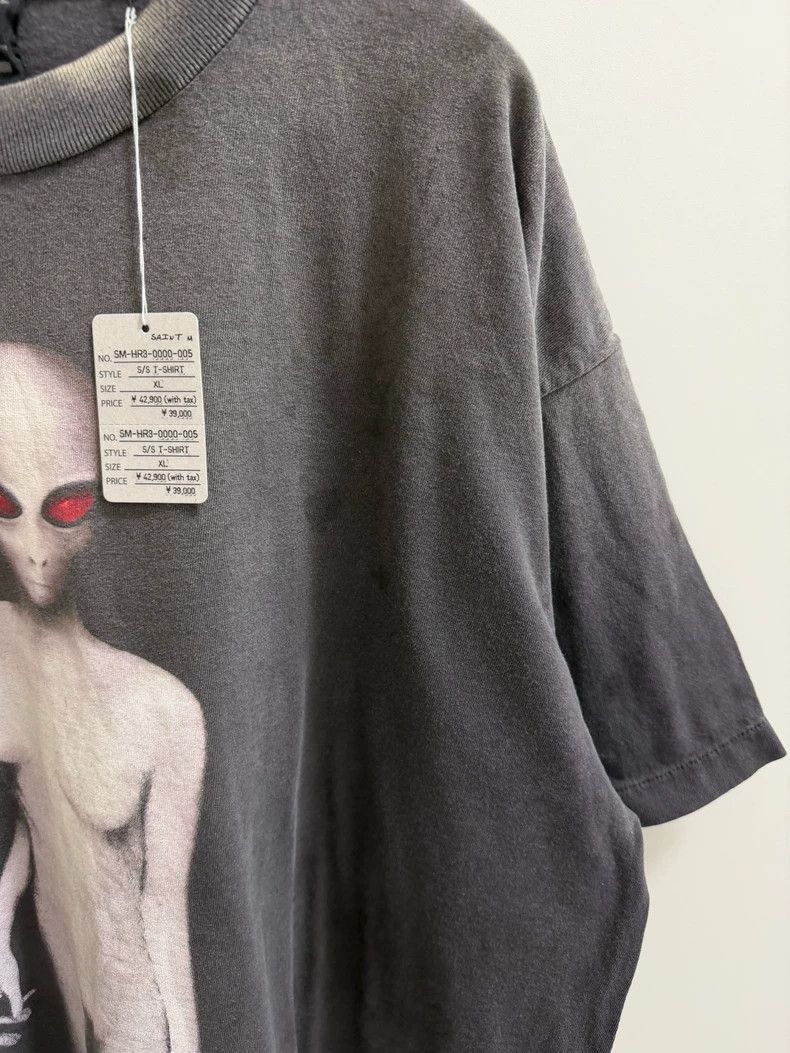 Visvim SAINT Mxxxxxx Alien Print Short Sleeve Tee - dmc Size US XL / EU 56 / 4 - 5 Thumbnail