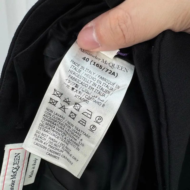 Alexander McQueen Alexander McQueen Black Cotton Irregular Logo Pants 0089 Size 36" / US 14 / IT 50 - 7 Thumbnail
