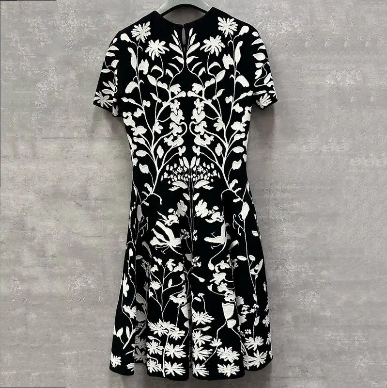 Alexander McQueen Alexander McQueen Black Floral Embroidered Short Dress 0089 Size M / US 6-8 / IT 42-44 - 2 Thumbnail