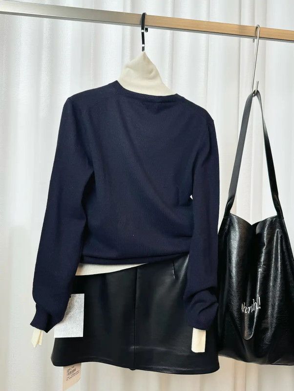 Max Mara MaxMara Women's V-Neck Wool Sweater in Dark Blue 0089 Size ONE SIZE - 7 Thumbnail