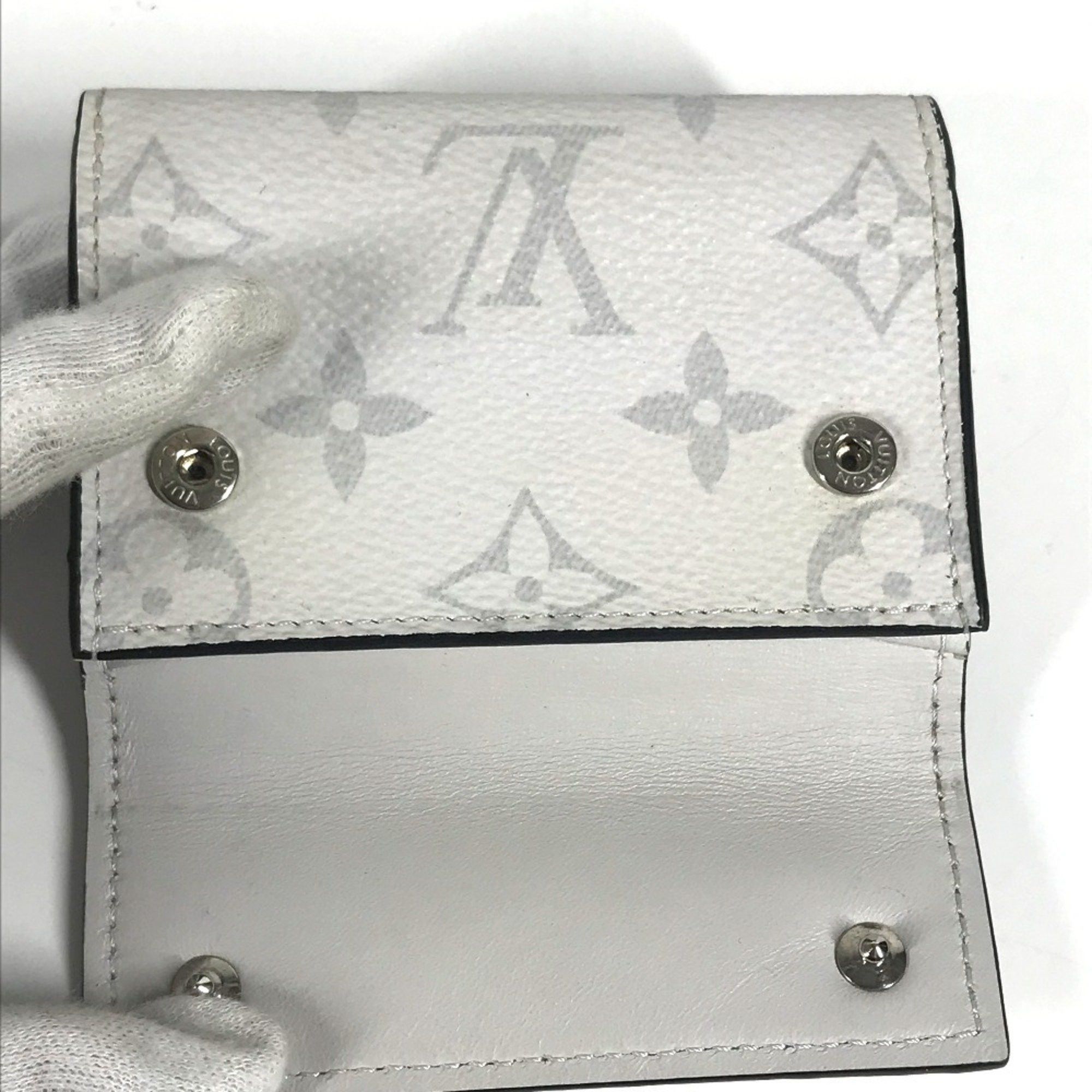 Louis Vuitton LOUIS VUITTON M67621 Taiga Rama Discovery Compact Wallet, a tri-fold wallet in leather and Monogram canvas, unisex, Blanc white. Size ONE SIZE - 6 Thumbnail