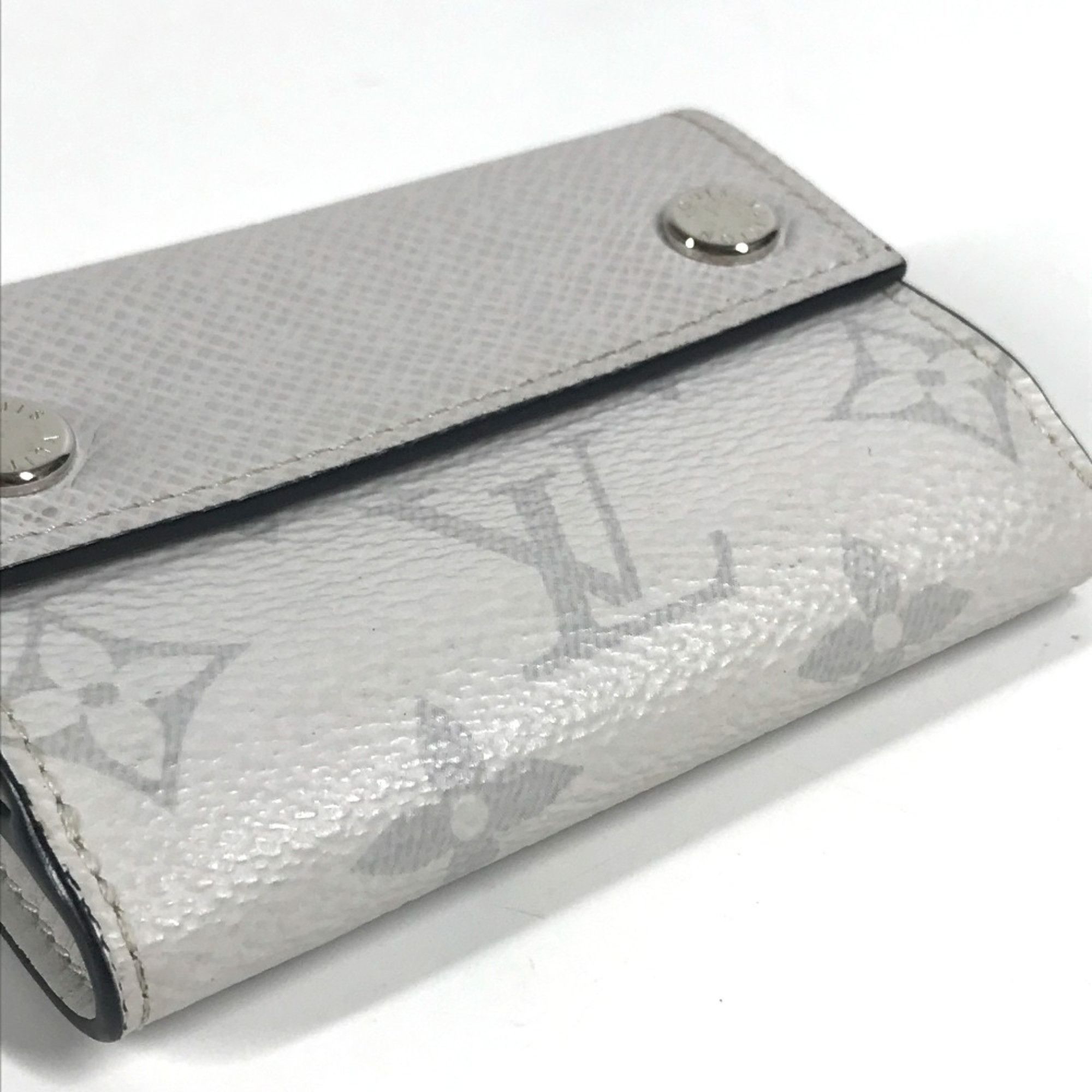 Louis Vuitton LOUIS VUITTON M67621 Taiga Rama Discovery Compact Wallet, a tri-fold wallet in leather and Monogram canvas, unisex, Blanc white. Size ONE SIZE - 3 Thumbnail