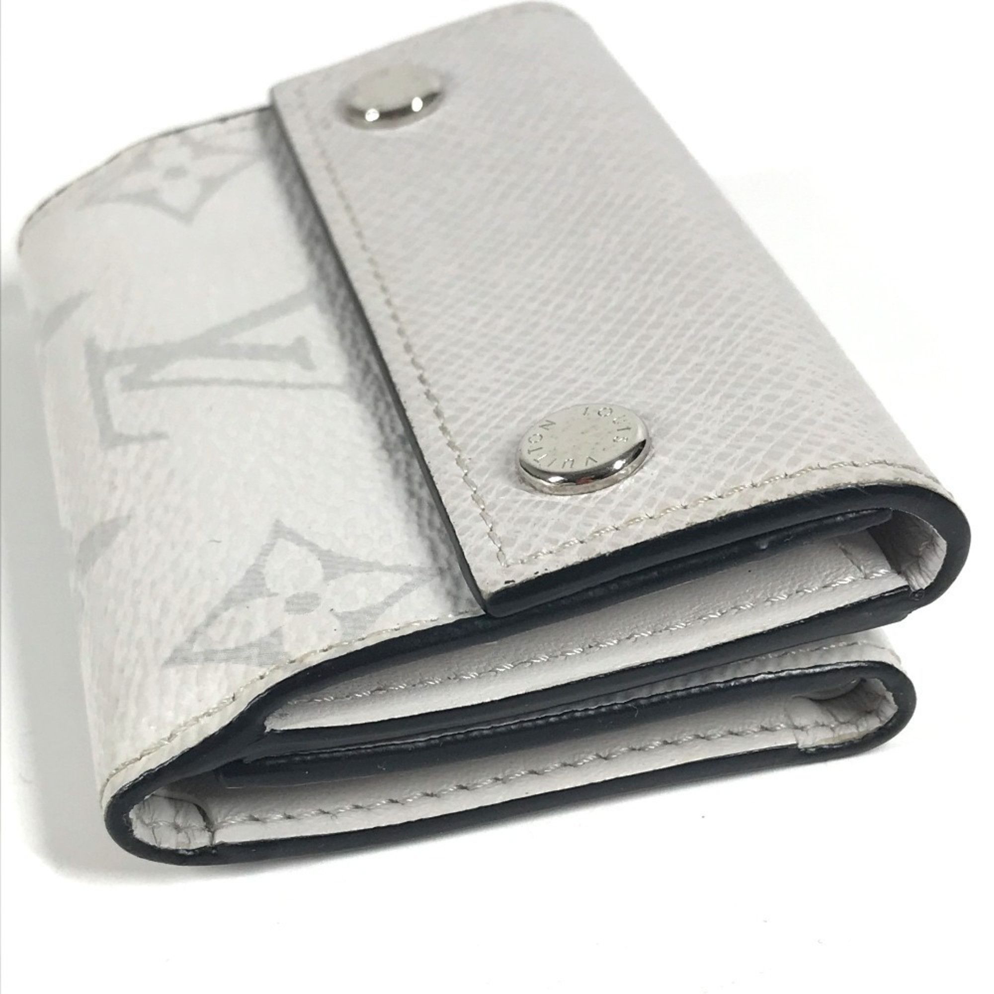 Louis Vuitton LOUIS VUITTON M67621 Taiga Rama Discovery Compact Wallet, a tri-fold wallet in leather and Monogram canvas, unisex, Blanc white. Size ONE SIZE - 4 Thumbnail