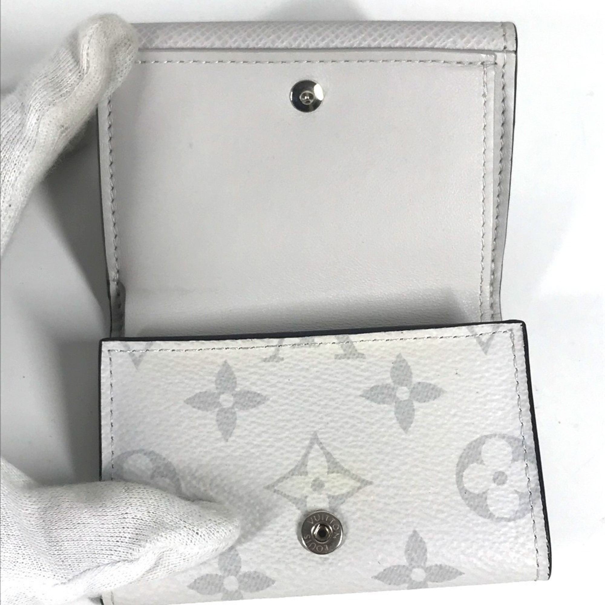 Louis Vuitton LOUIS VUITTON M67621 Taiga Rama Discovery Compact Wallet, a tri-fold wallet in leather and Monogram canvas, unisex, Blanc white. Size ONE SIZE - 8 Thumbnail