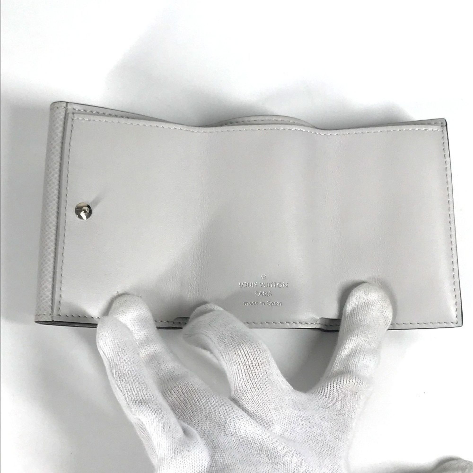 Louis Vuitton LOUIS VUITTON M67621 Taiga Rama Discovery Compact Wallet, a tri-fold wallet in leather and Monogram canvas, unisex, Blanc white. Size ONE SIZE - 9 Thumbnail