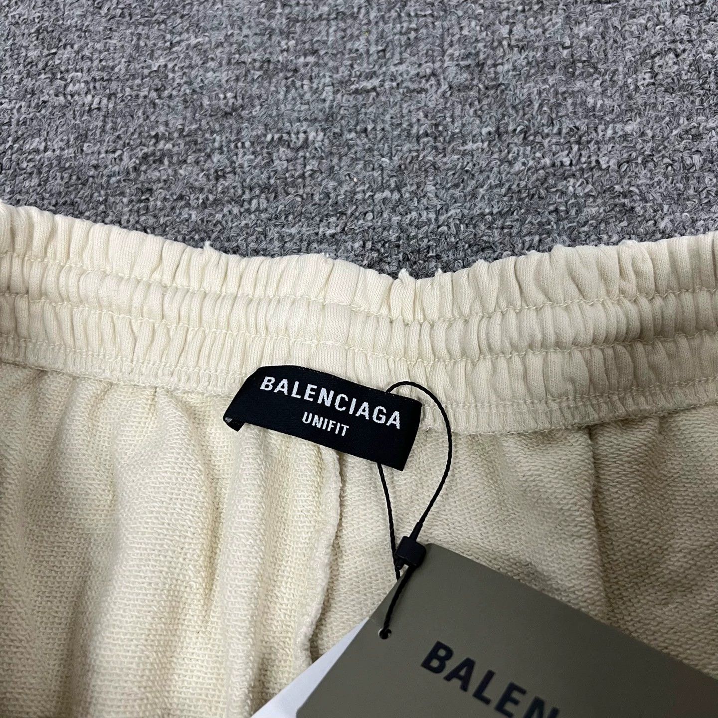 Balenciaga Balenciaga BB Logo Embroidered Casual Shorts - dmc Size US 39 - 6 Thumbnail