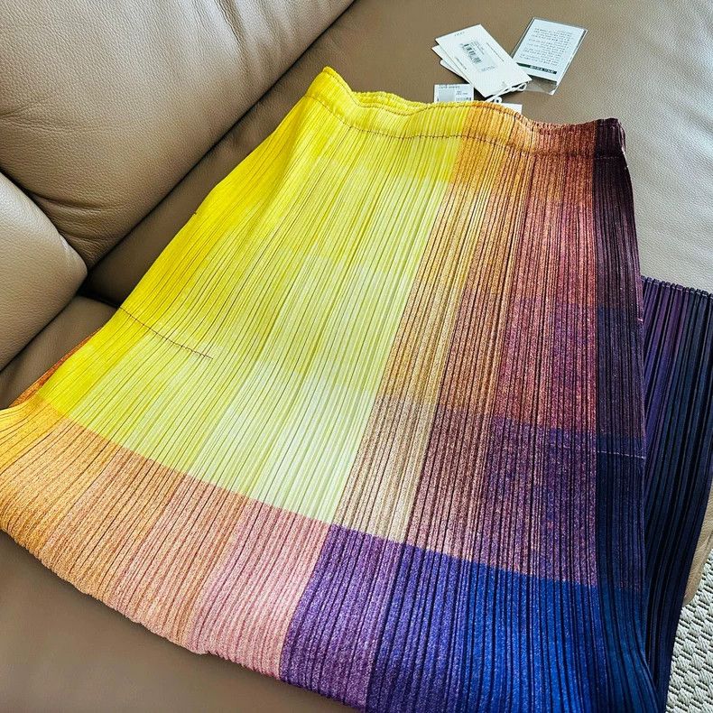 Issey Miyake Issey Miyake Pleated Gradient Midi Skirt - dmc Size 26" / US 2 / IT 38 - 2 Thumbnail