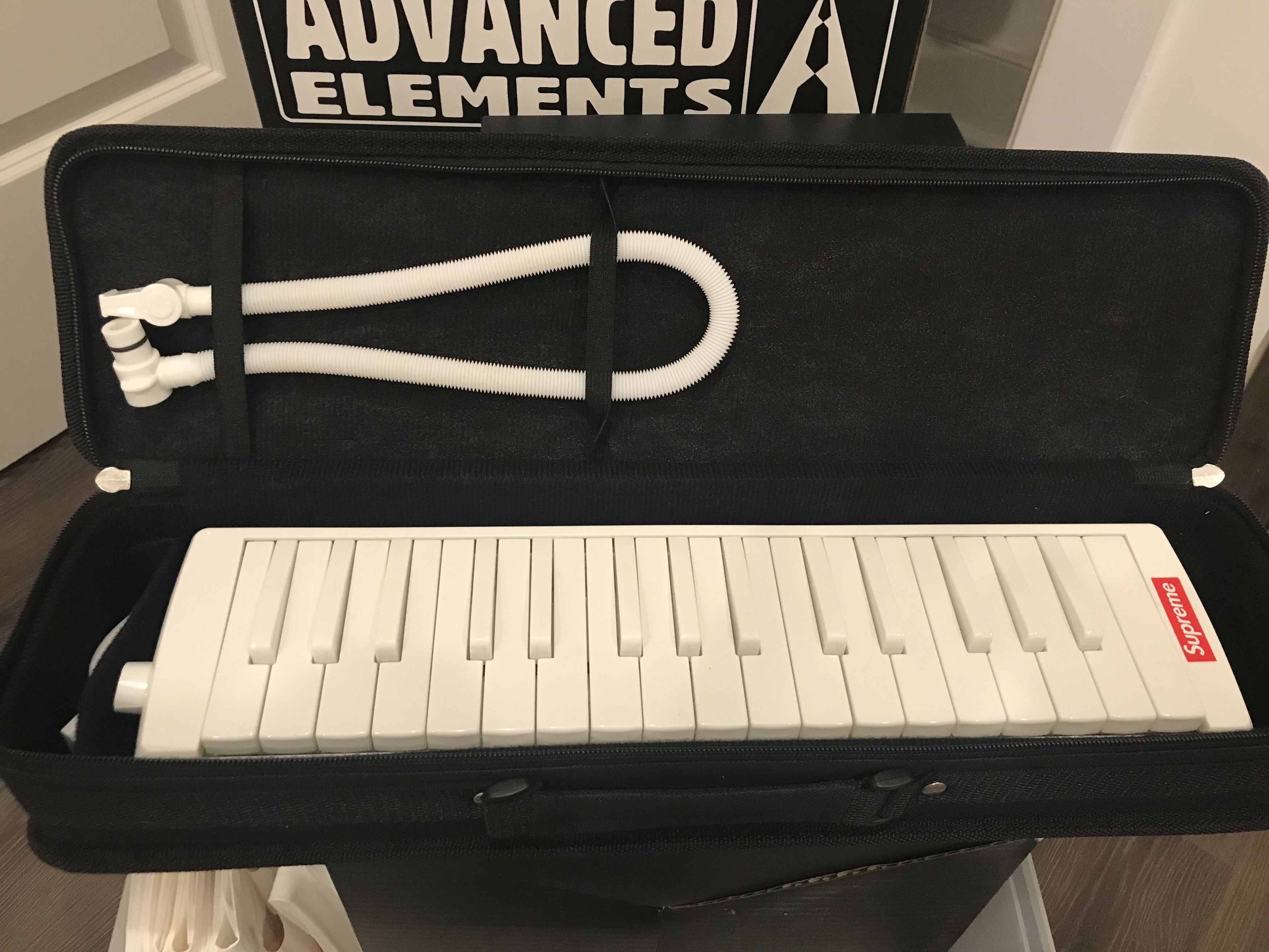Supreme NEW SUPREME HOHNER MELODICA FW18 2018 white logo SUP 