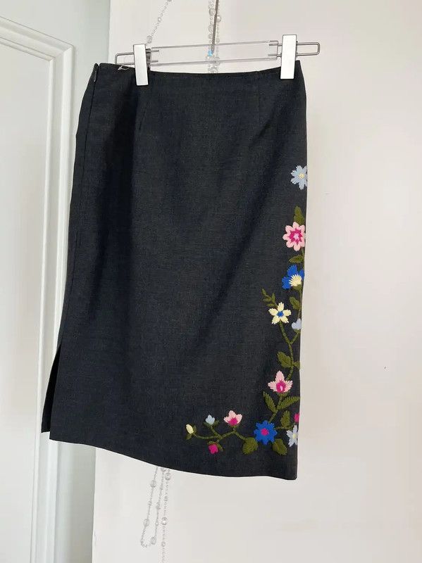 Moschino Moschino Gray Floral Embroidered Skirt 0089 Size 28" / US 6 / IT 42 - 2 Thumbnail