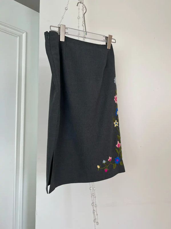 Moschino Moschino Gray Floral Embroidered Skirt 0089 Size 28" / US 6 / IT 42 - 3 Thumbnail