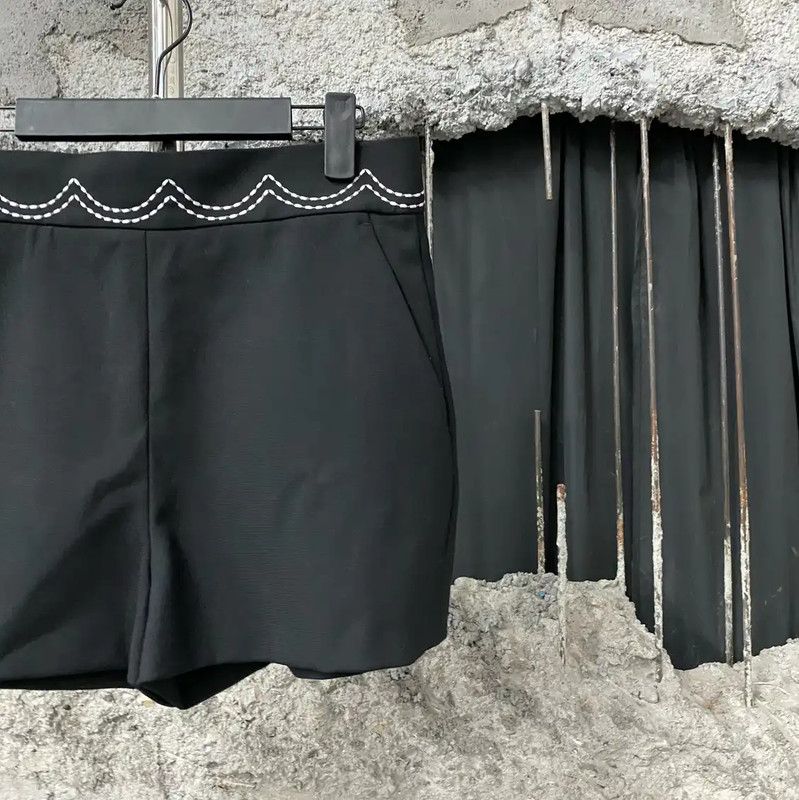Valentino Valentino Black Women's Shorts with Decorative Waist 0089 Size 28" / US 6 / IT 42 - 4 Thumbnail