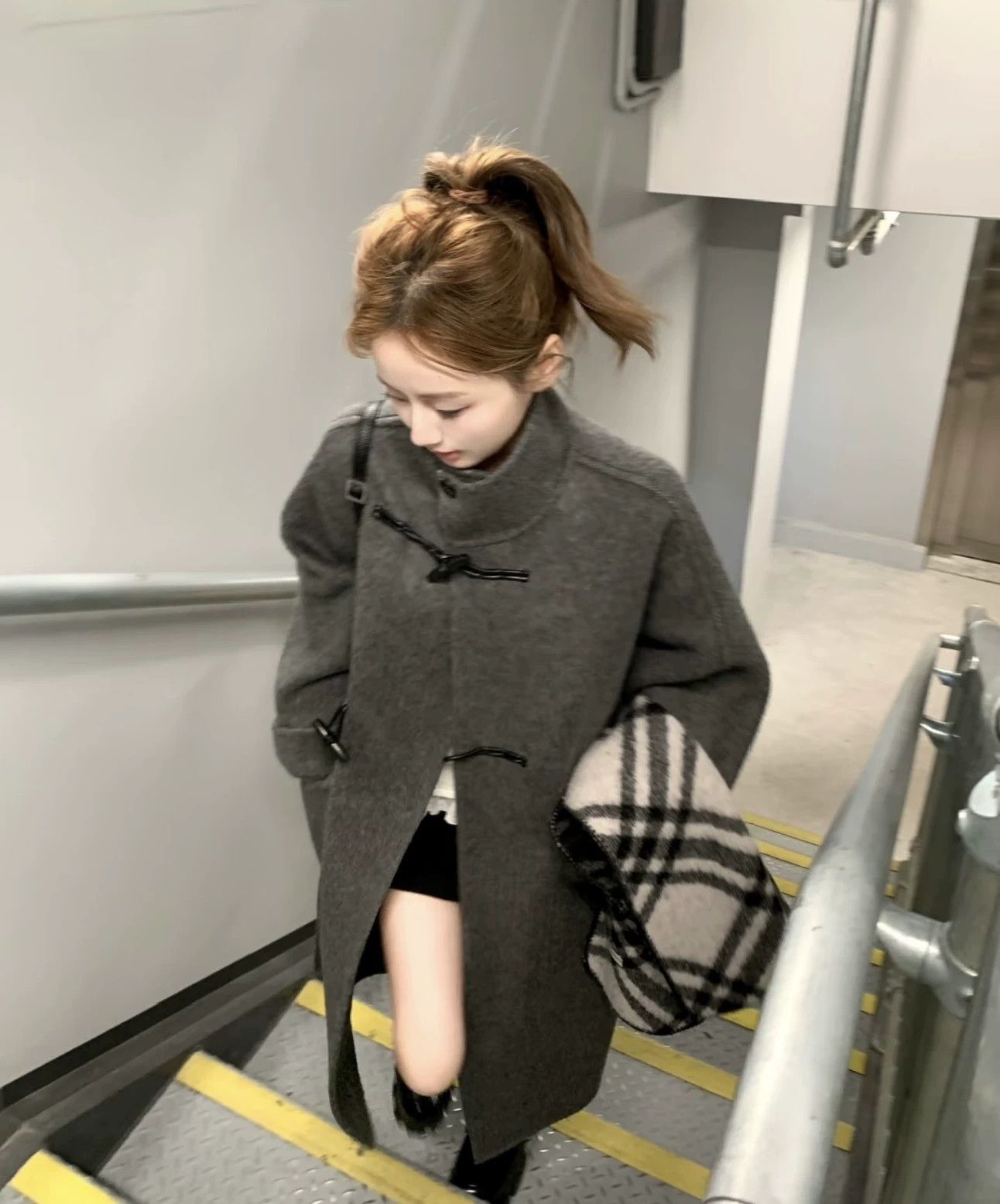 Burberry Burberry Gray Wool Coat with Fur Collar Size US XS / EU 42 / 0 - 7 Thumbnail