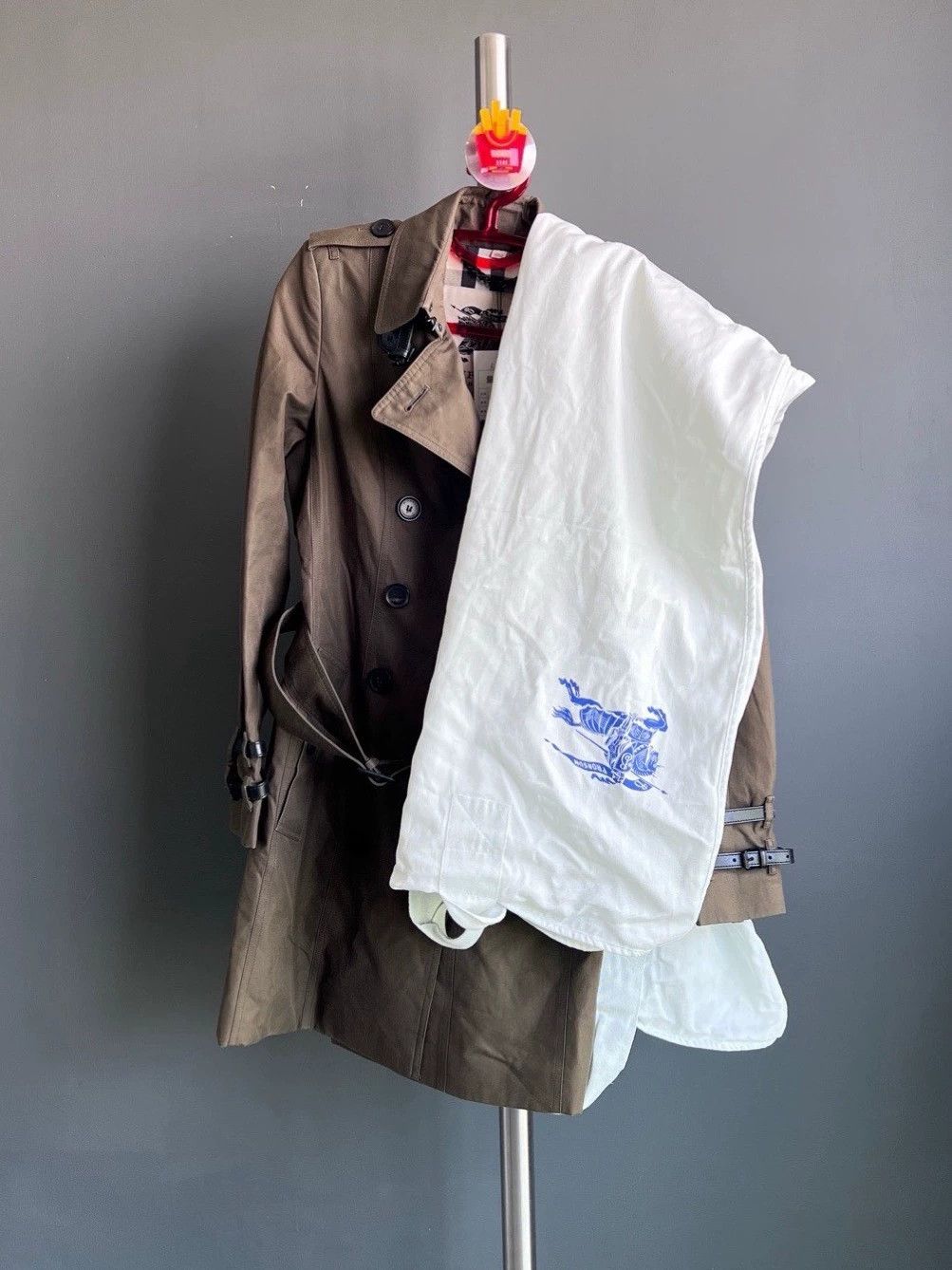 Burberry Burberry Solid Lapel Double-Breasted Trench Coat Size US XS / EU 42 / 0 - 3 Thumbnail