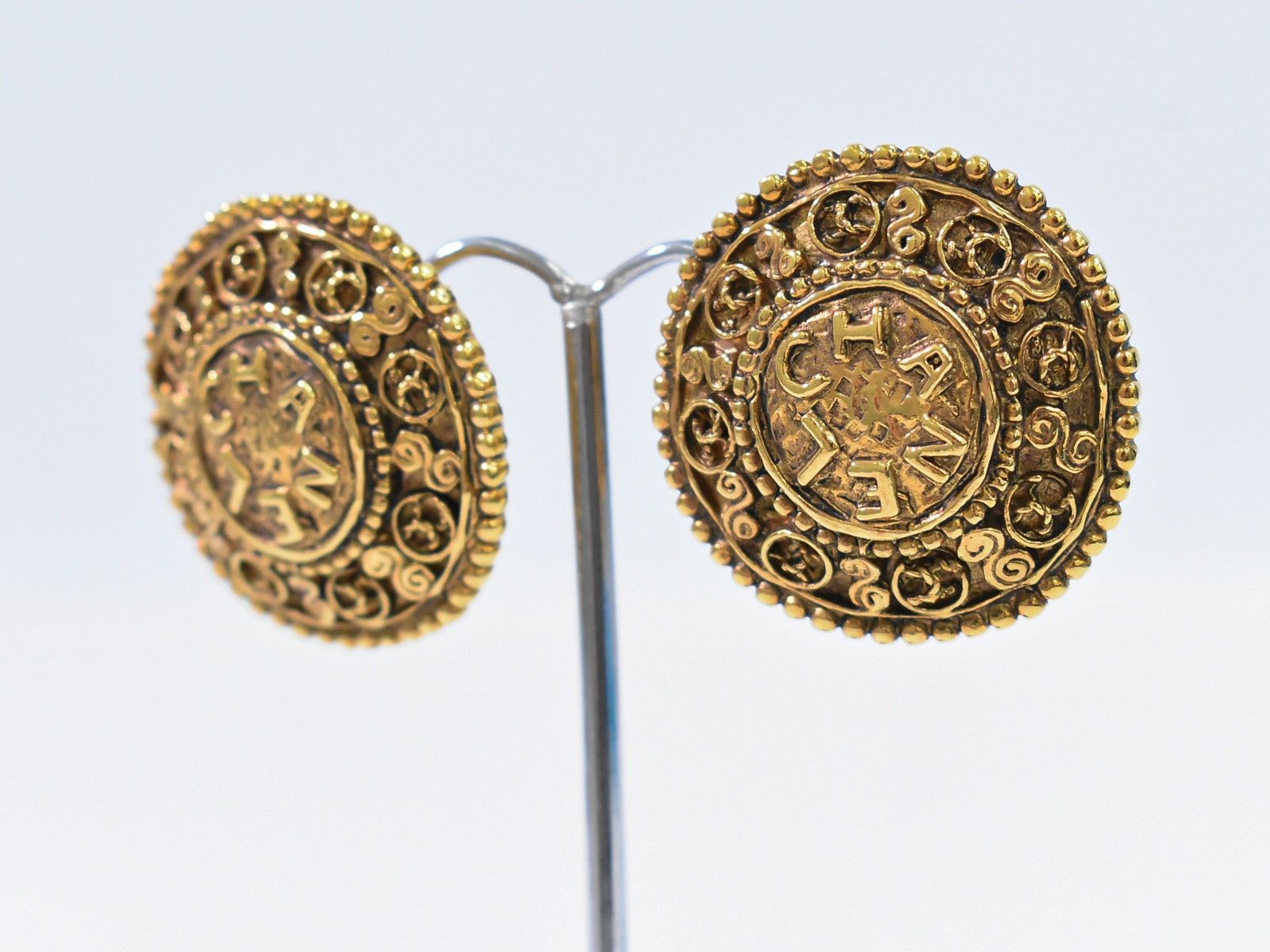 Chanel Chanel Vintage Round CC Clip-On Earrings Metal Size ONE SIZE - 8 Thumbnail